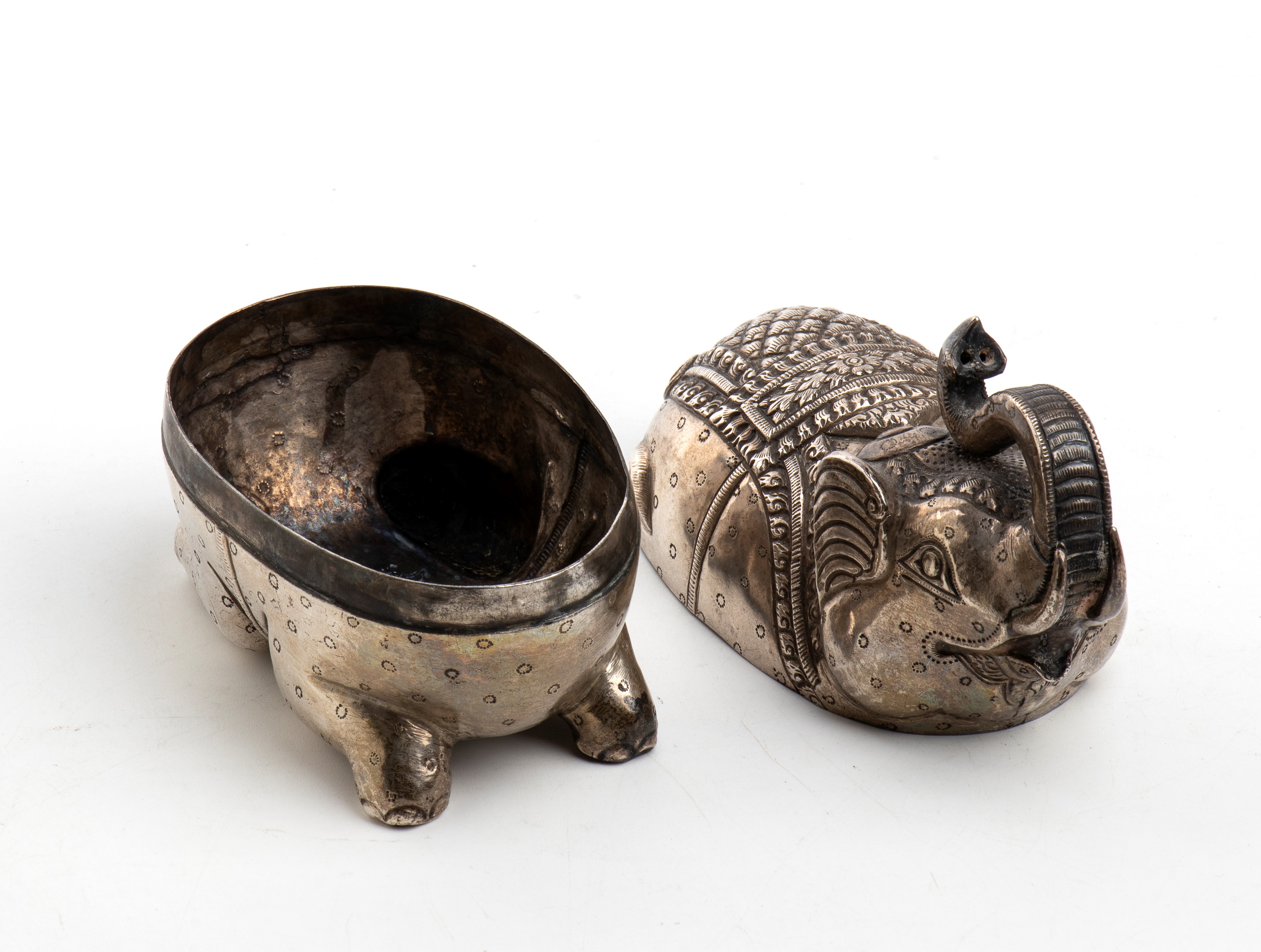 Scatola di betel cambogiana, argento scolpito a forma di elefante khmer