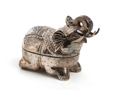Scatola di Betel cambogiana a forma di elefante, argento, inizio XX secolo