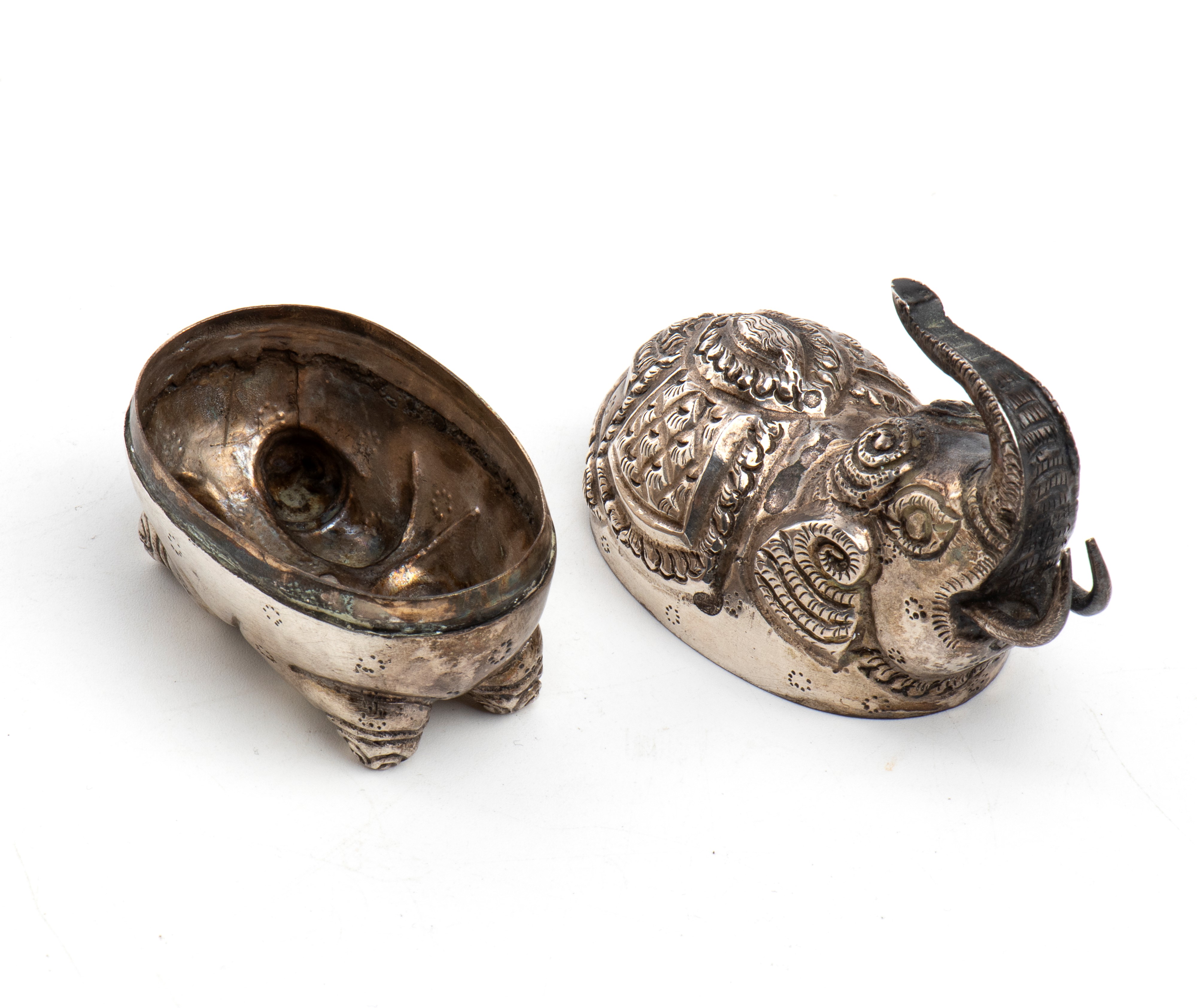 Scatola di Betel cambogiana, argento a forma di elefante khmer, inizio XX secolo