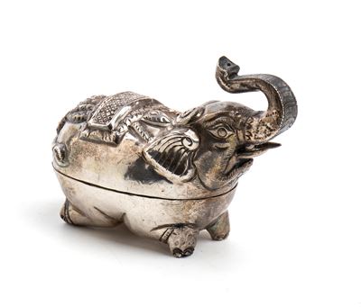 Scatola di betel cambogiana, argento finemente decorato (inizio XX secolo)