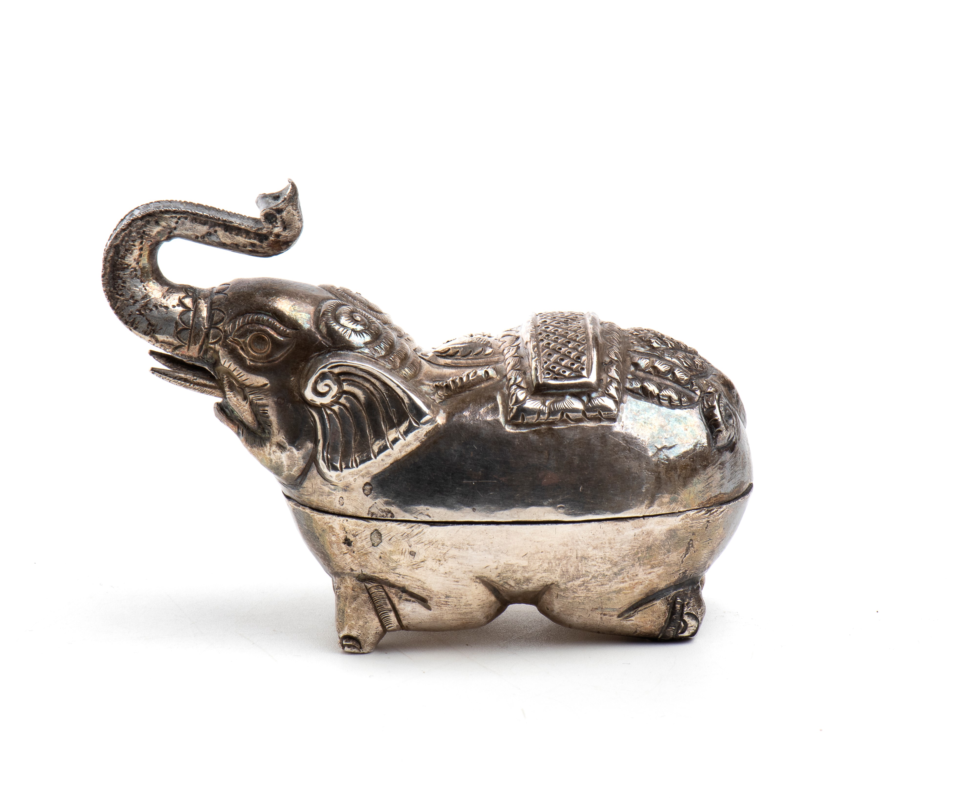 Scatola di betel cambogiana, argento finemente decorato (inizio XX secolo)