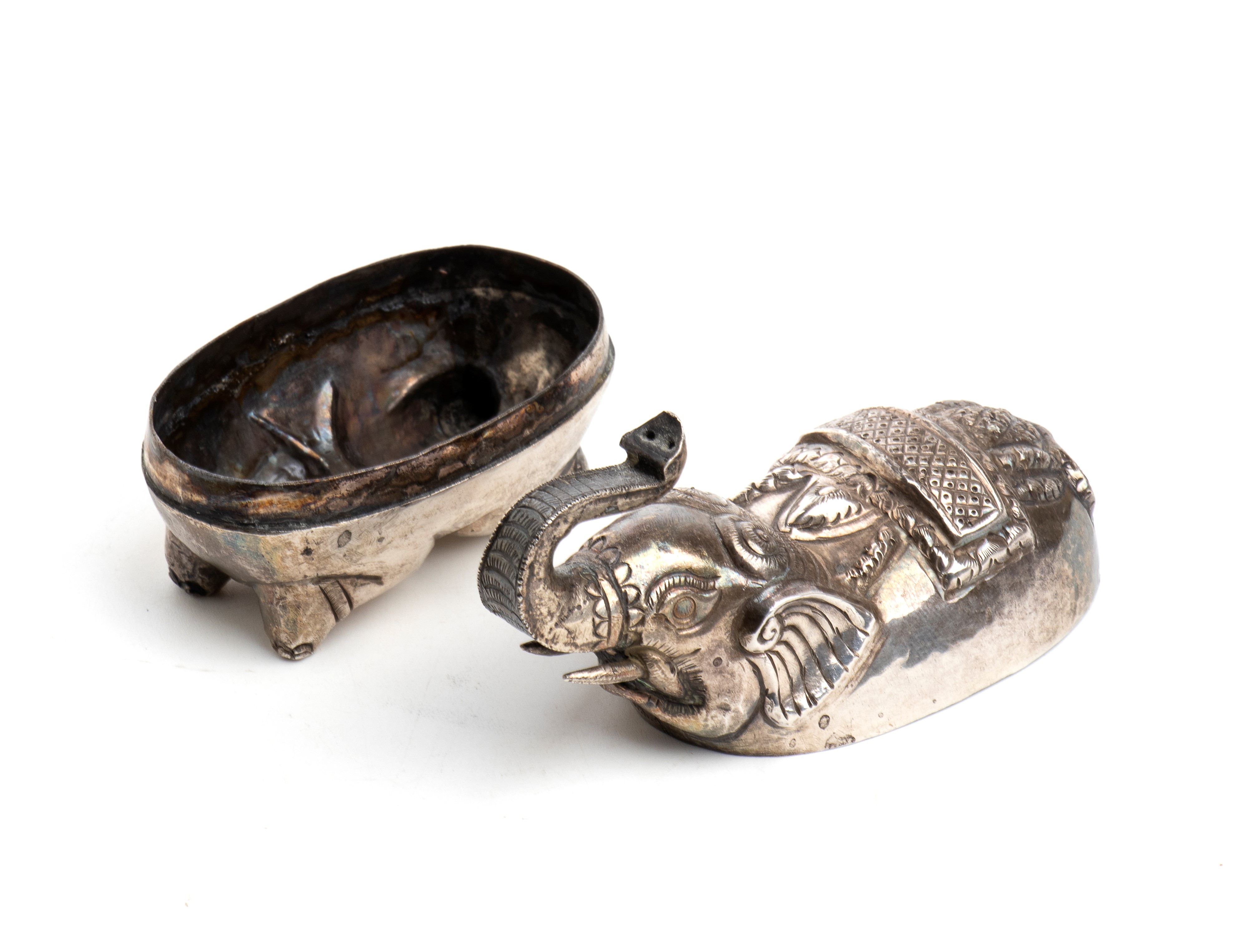 Scatola di betel cambogiana, argento finemente decorato (inizio XX secolo)
