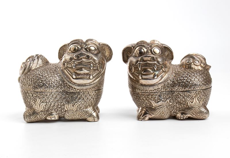 Coppia di scatole betel cambogiane, in argento, a forma di cani “pho”