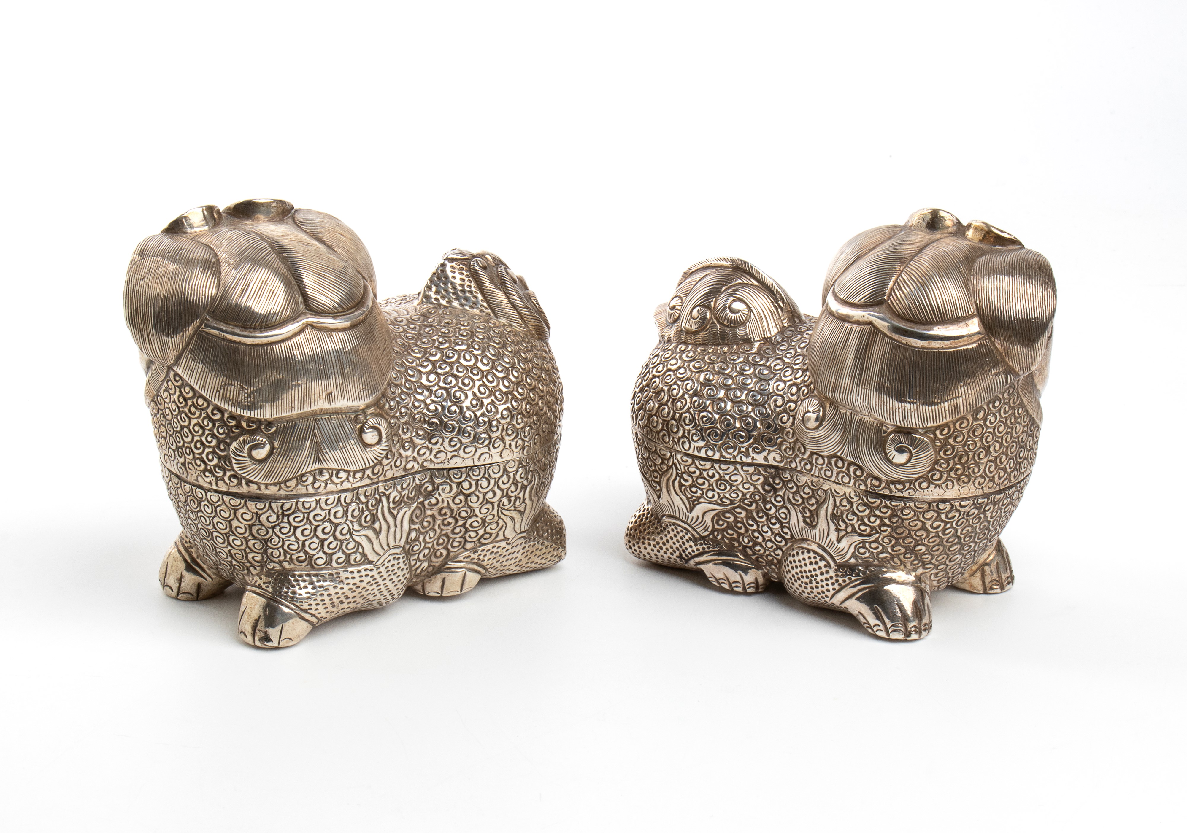 Coppia di scatole betel cambogiane, in argento, a forma di cani “pho”