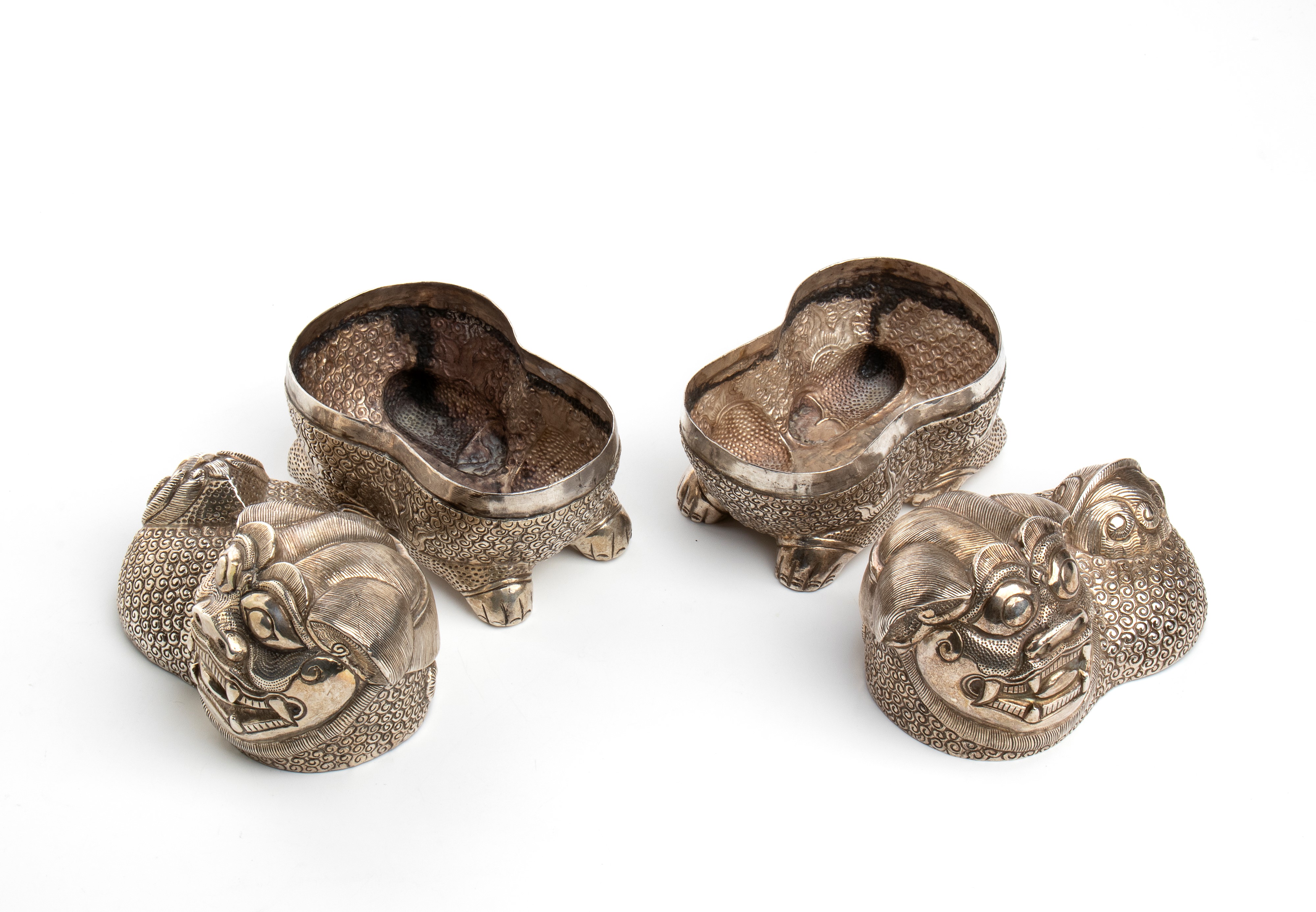Coppia di scatole betel cambogiane, in argento, a forma di cani “pho”
