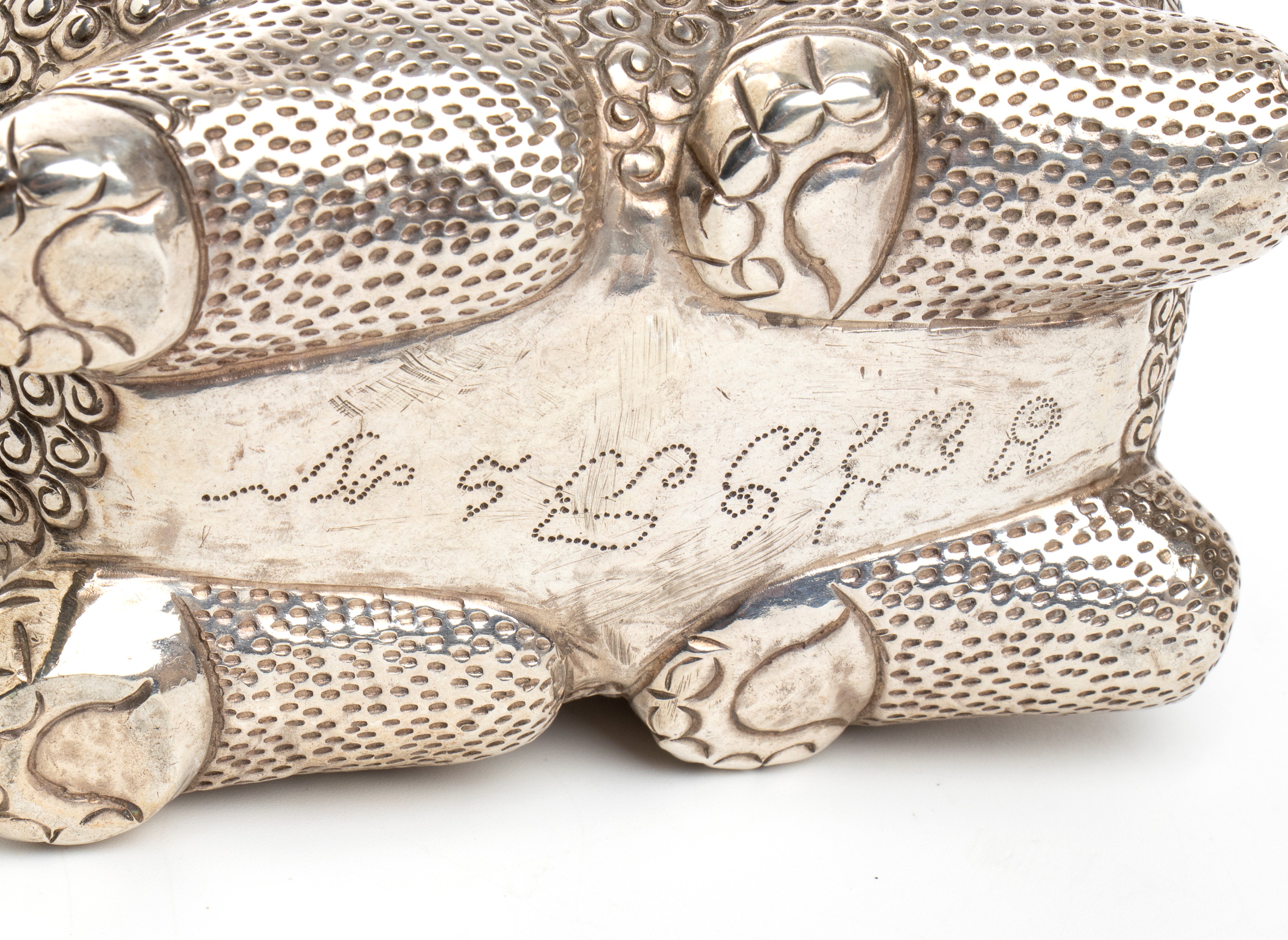Coppia di scatole betel cambogiane, in argento, a forma di cani “pho”