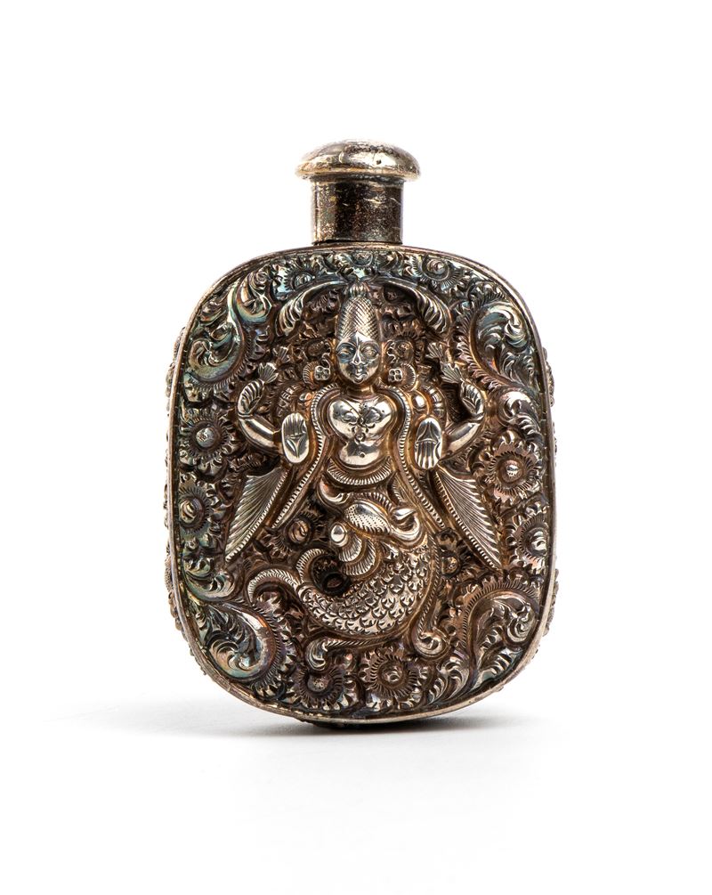 Bottiglia da tabacco (snuff bottle) indiana, argento lavorato a rilievo, XIX secolo