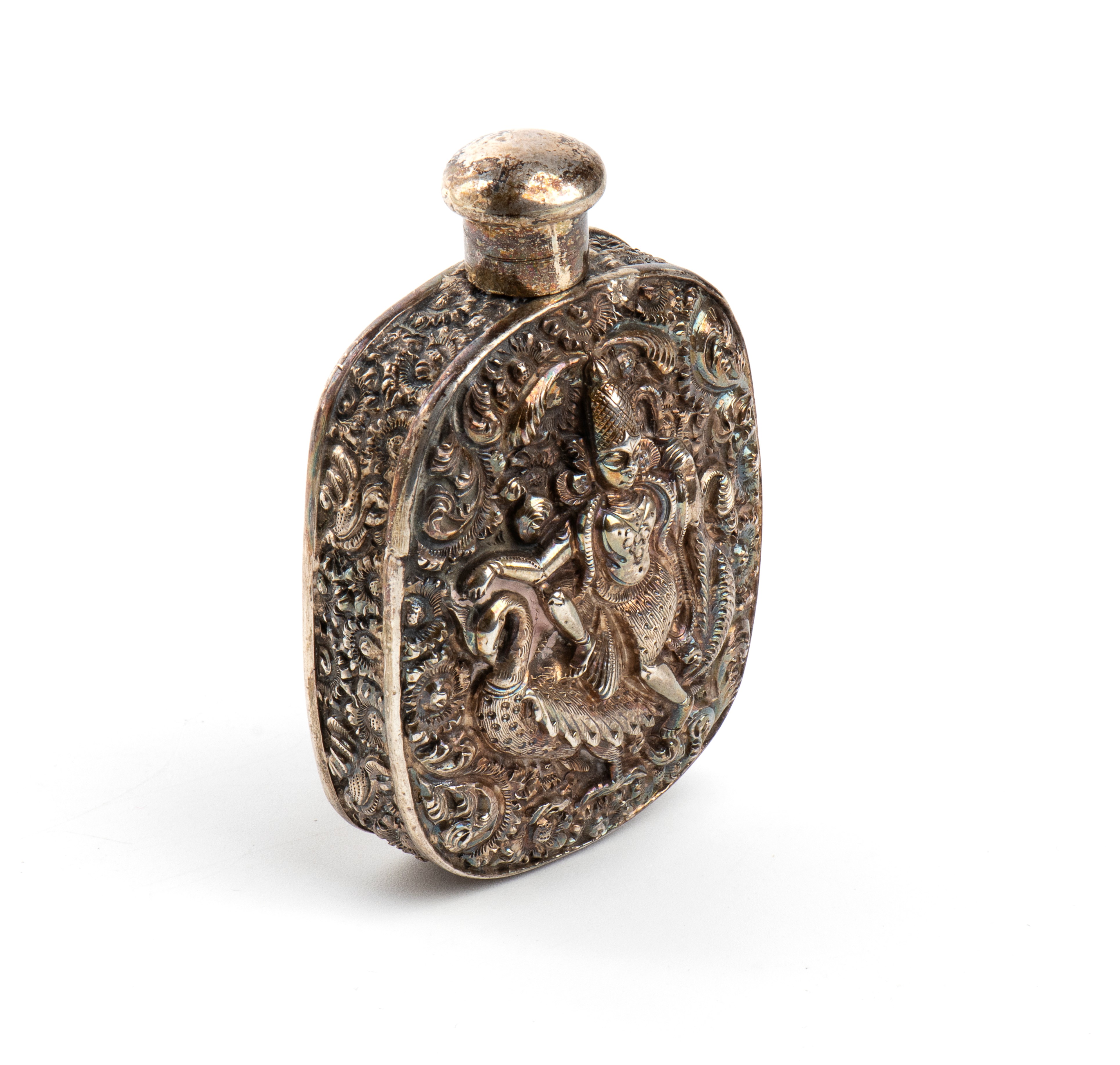 Bottiglia da tabacco (snuff bottle) indiana, argento lavorato a rilievo, XIX secolo