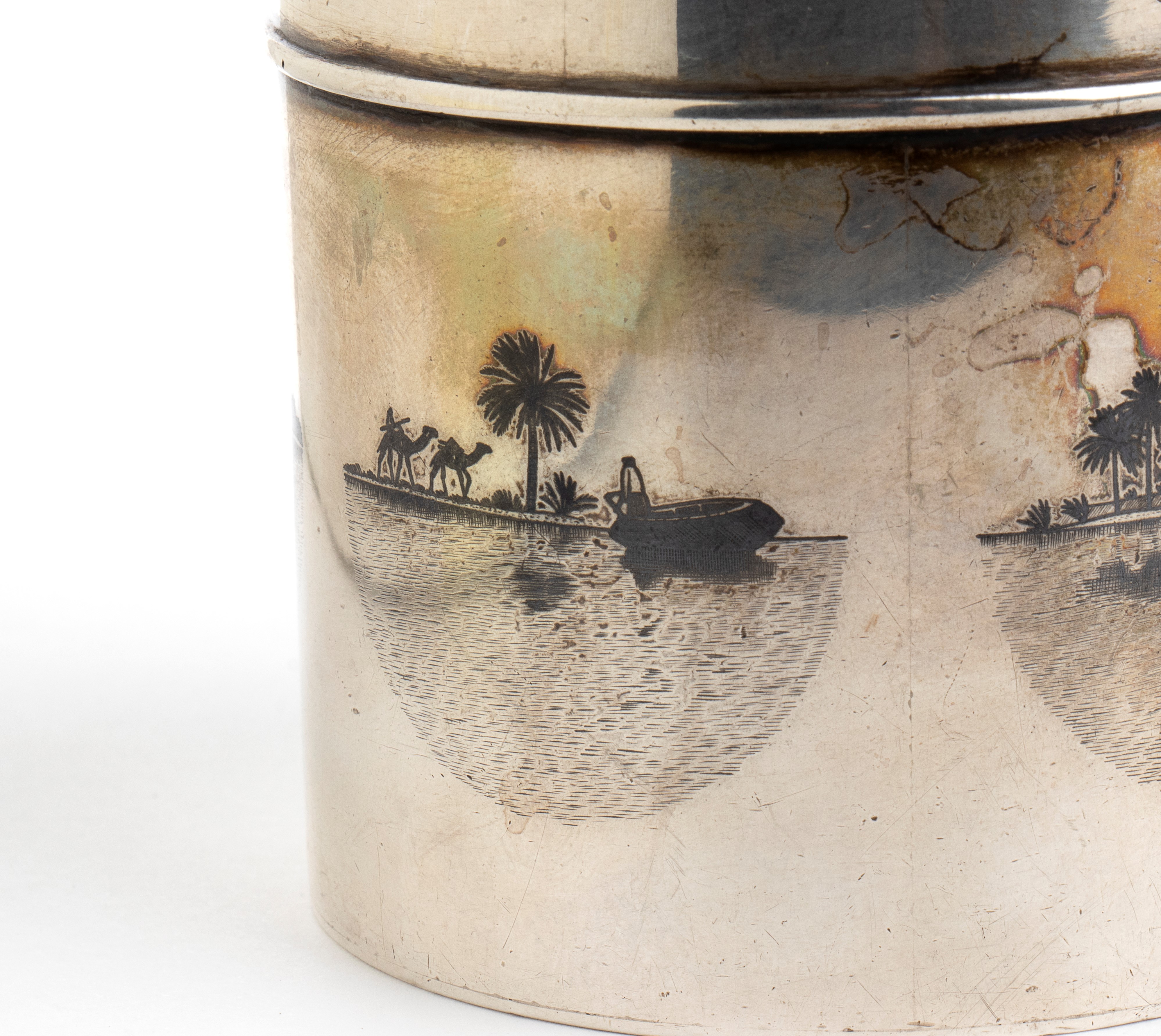 Scatola circolare, argento e niello, inizio XX secolo