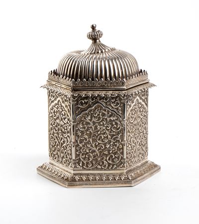 Scatola indiana in argento, esagono decorato, XIX secolo