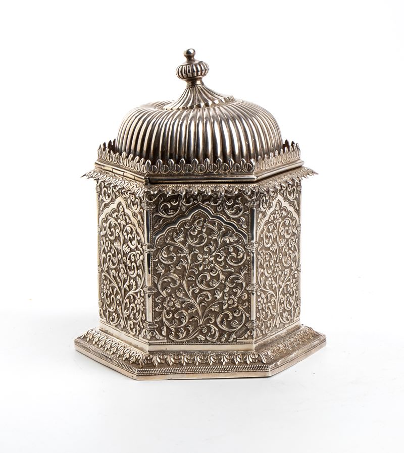 Scatola indiana in argento, esagono decorato, XIX secolo