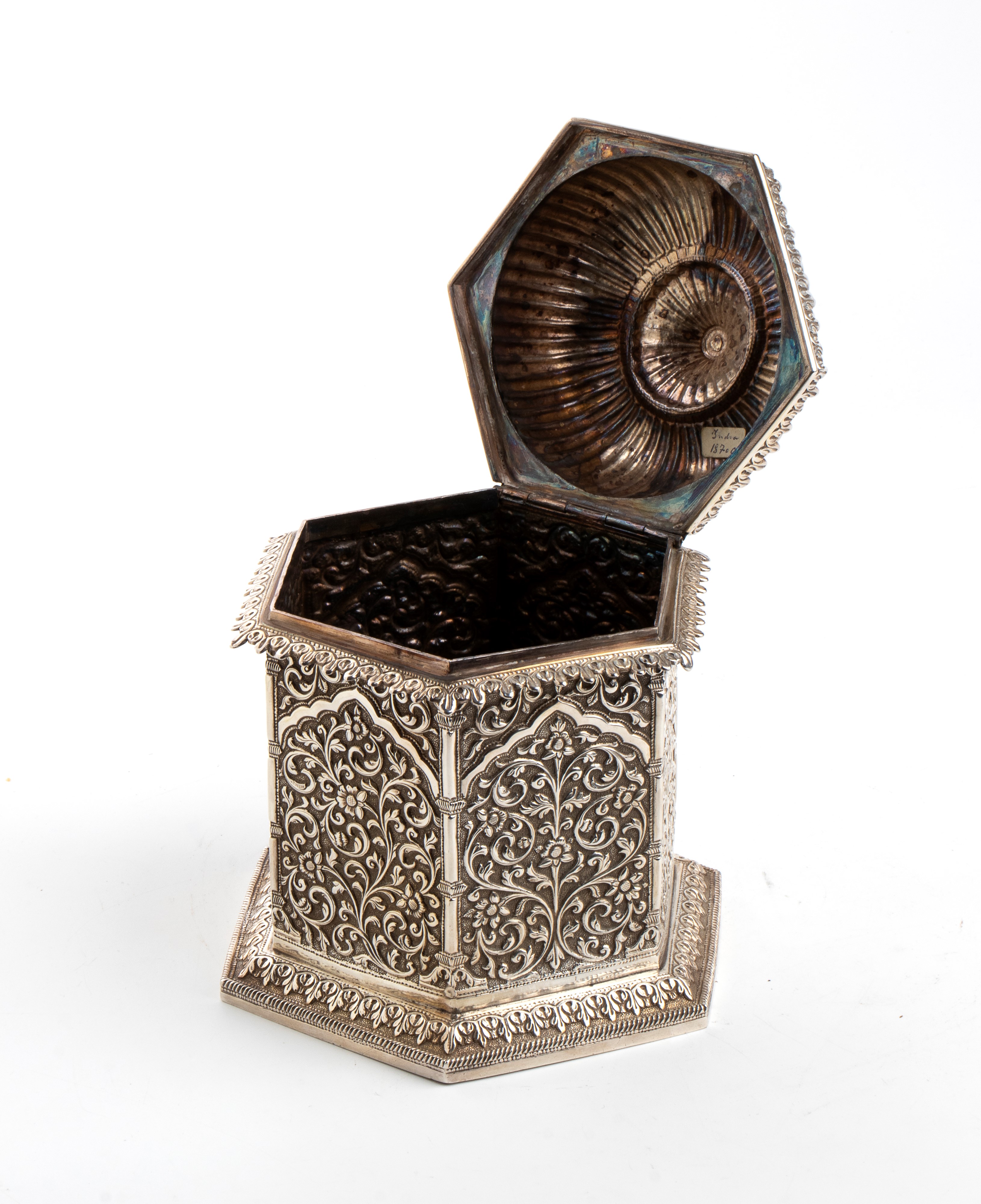 Scatola indiana in argento, esagono decorato, XIX secolo