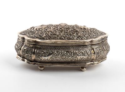 XIX secolo, Scatola birmana in argento con coperchio incernierato e decorazione a volute