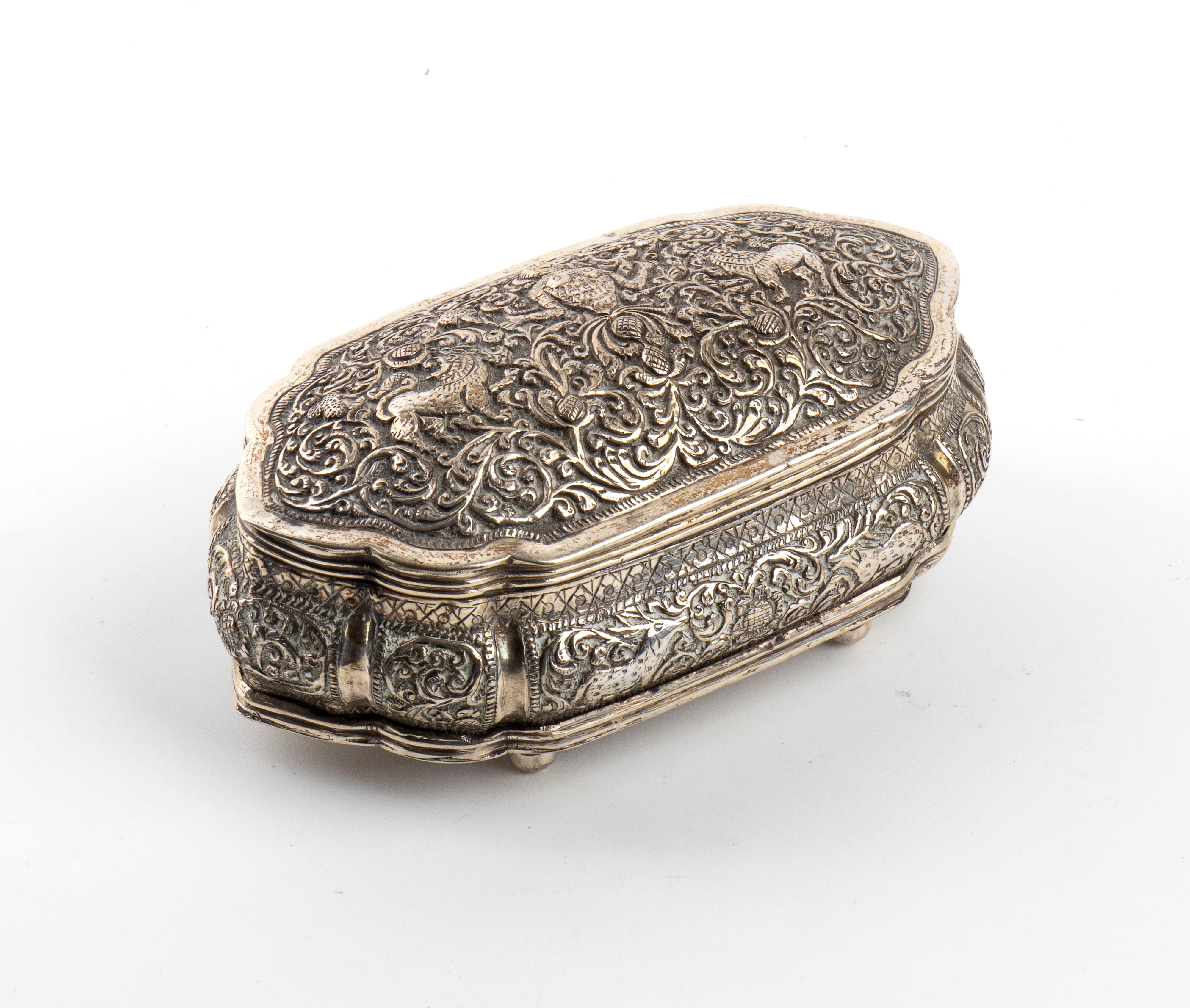 XIX secolo, Scatola birmana in argento con coperchio incernierato e decorazione a volute