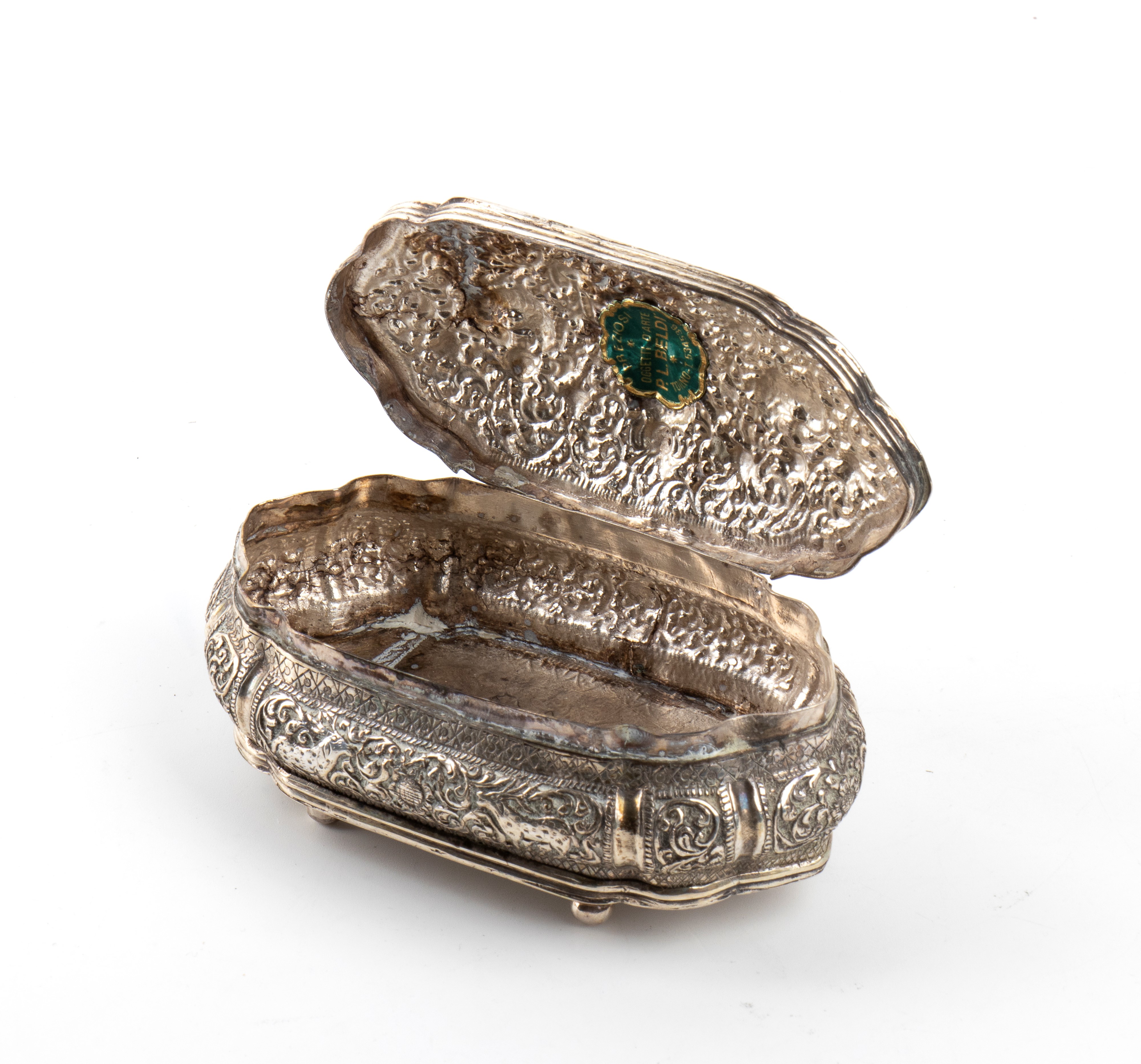 XIX secolo, Scatola birmana in argento con coperchio incernierato e decorazione a volute