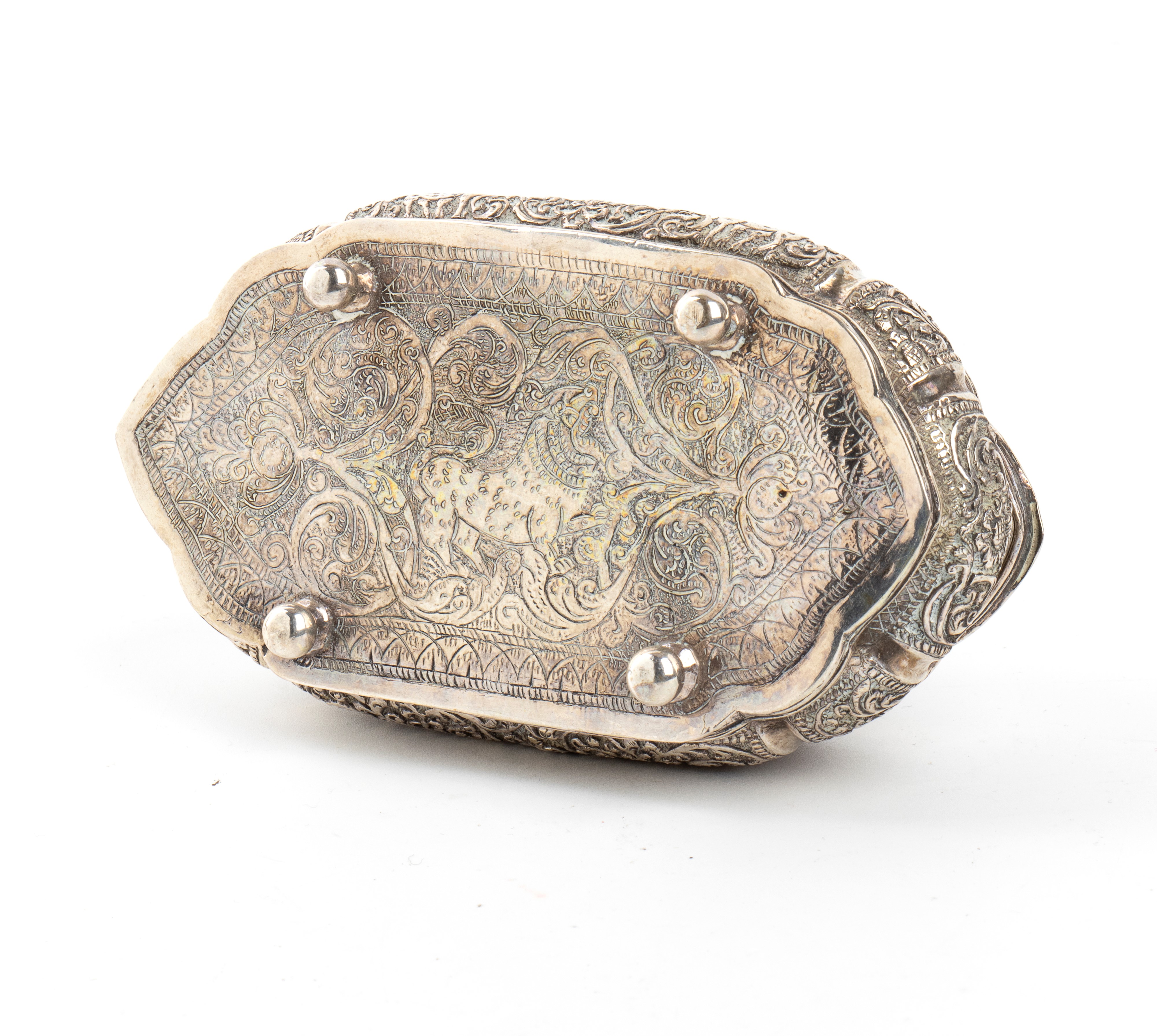 XIX secolo, Scatola birmana in argento con coperchio incernierato e decorazione a volute