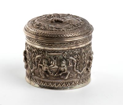 XIX secolo, Scatola birmana in argento, decorazione a rilievo e chiusura ad innesto