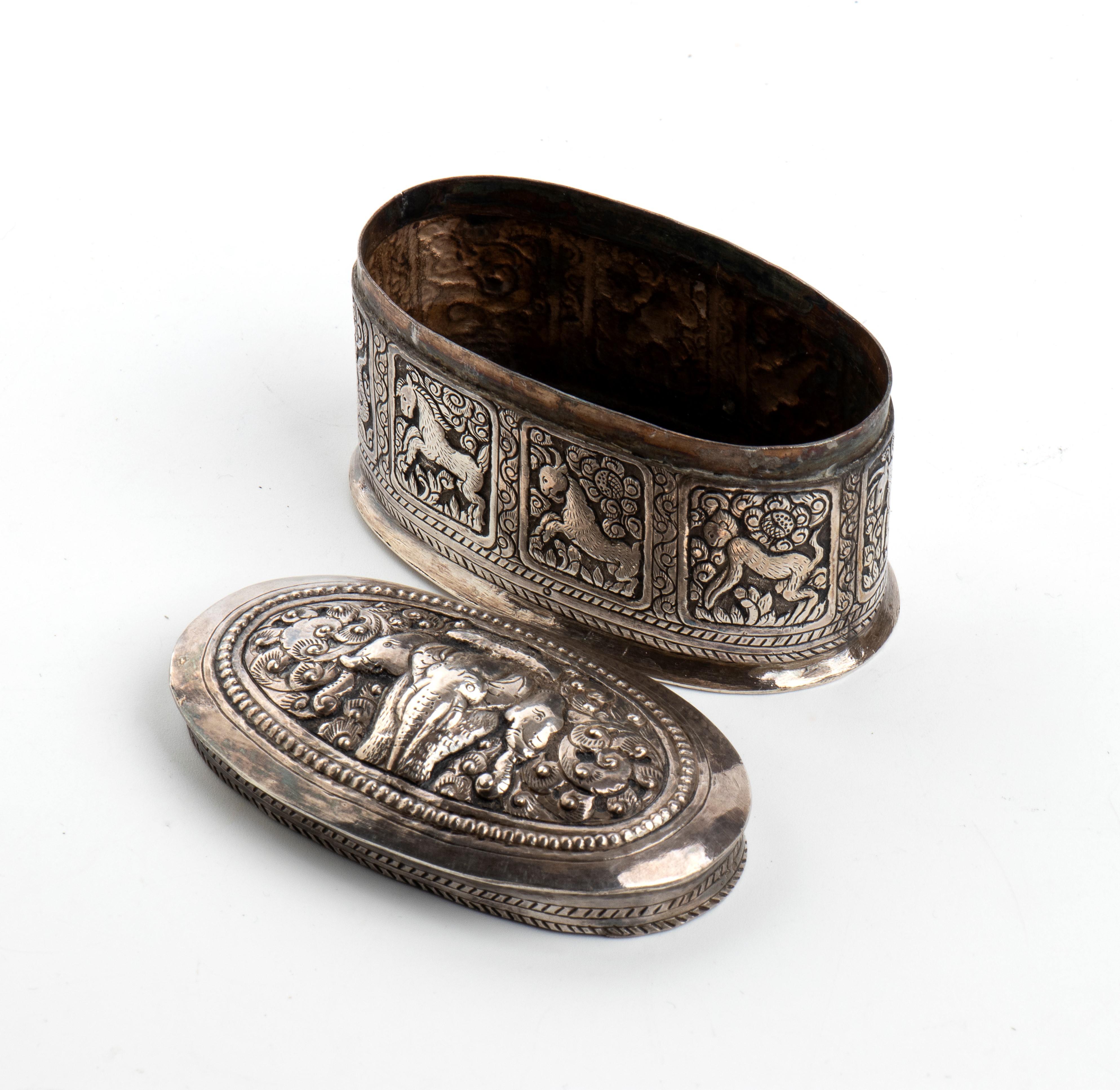 Birmania, Scatola birmana in argento, XIX secolo