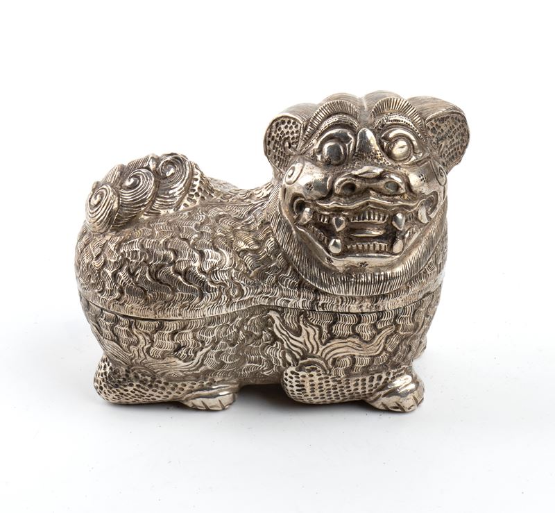 Scatola di betel tibetana, cane pho, argento, XIX secolo