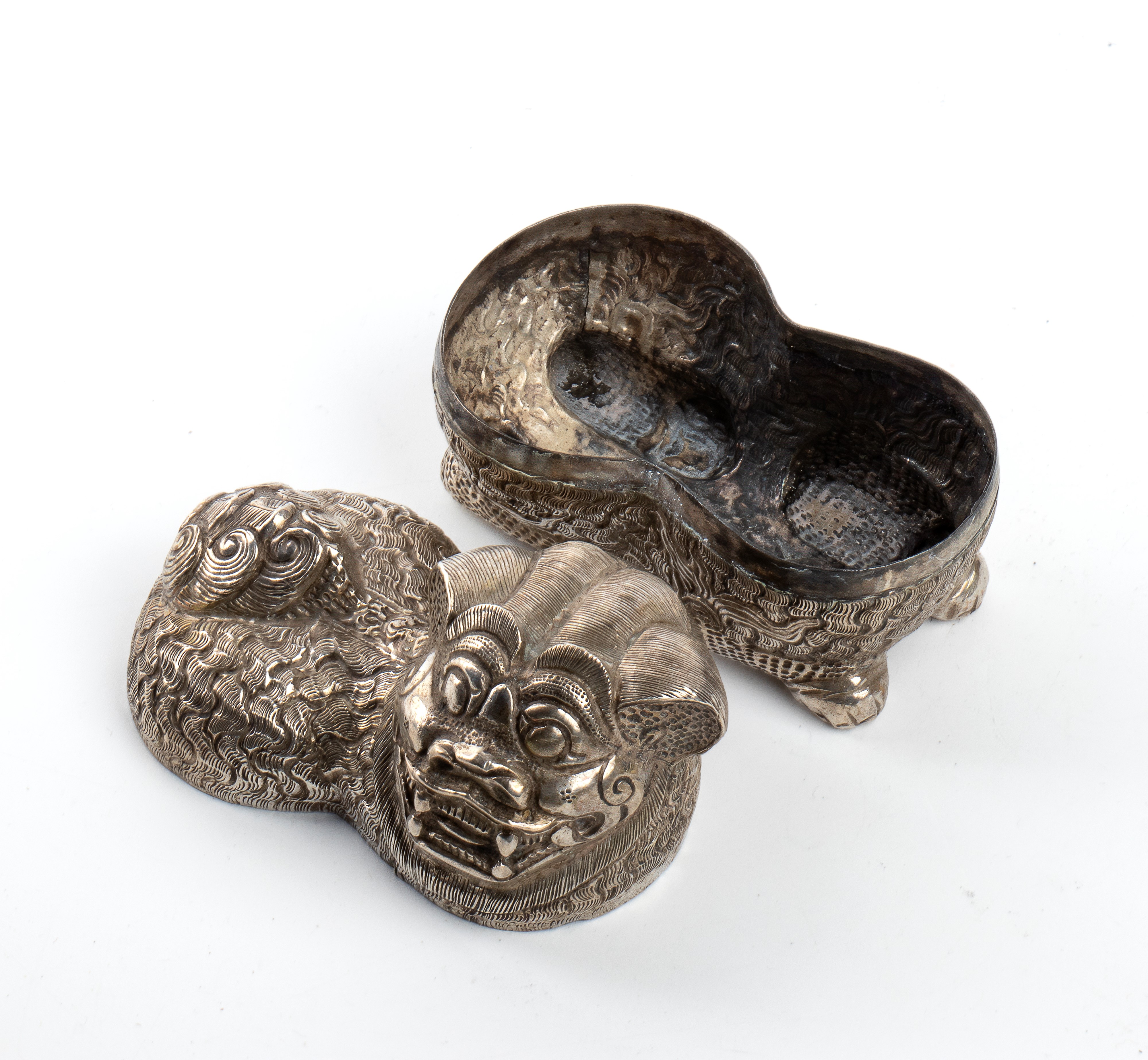 Scatola di betel tibetana, cane pho, argento, XIX secolo