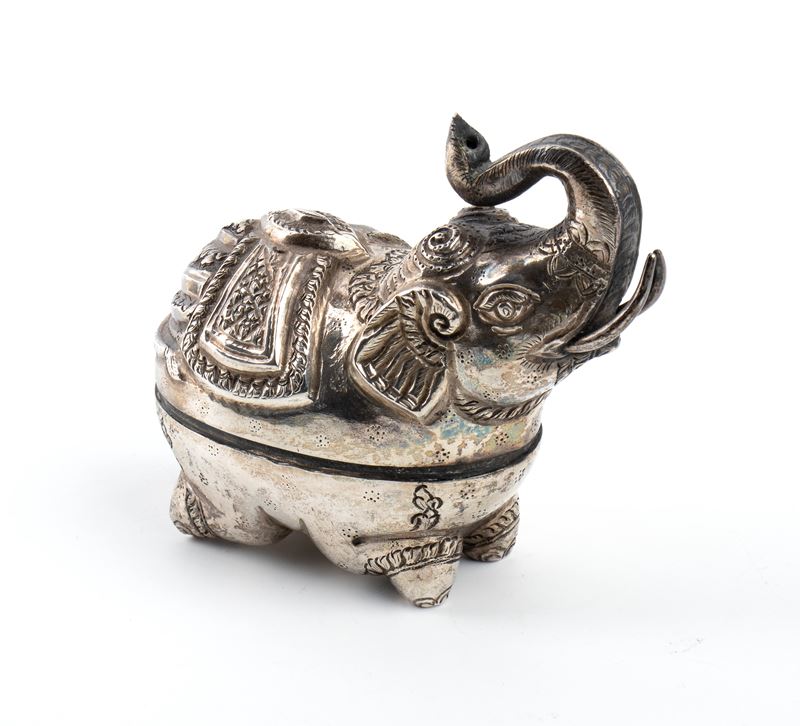 Scatola betel cambogiana in argento a forma di elefante khmer, metà XX secolo