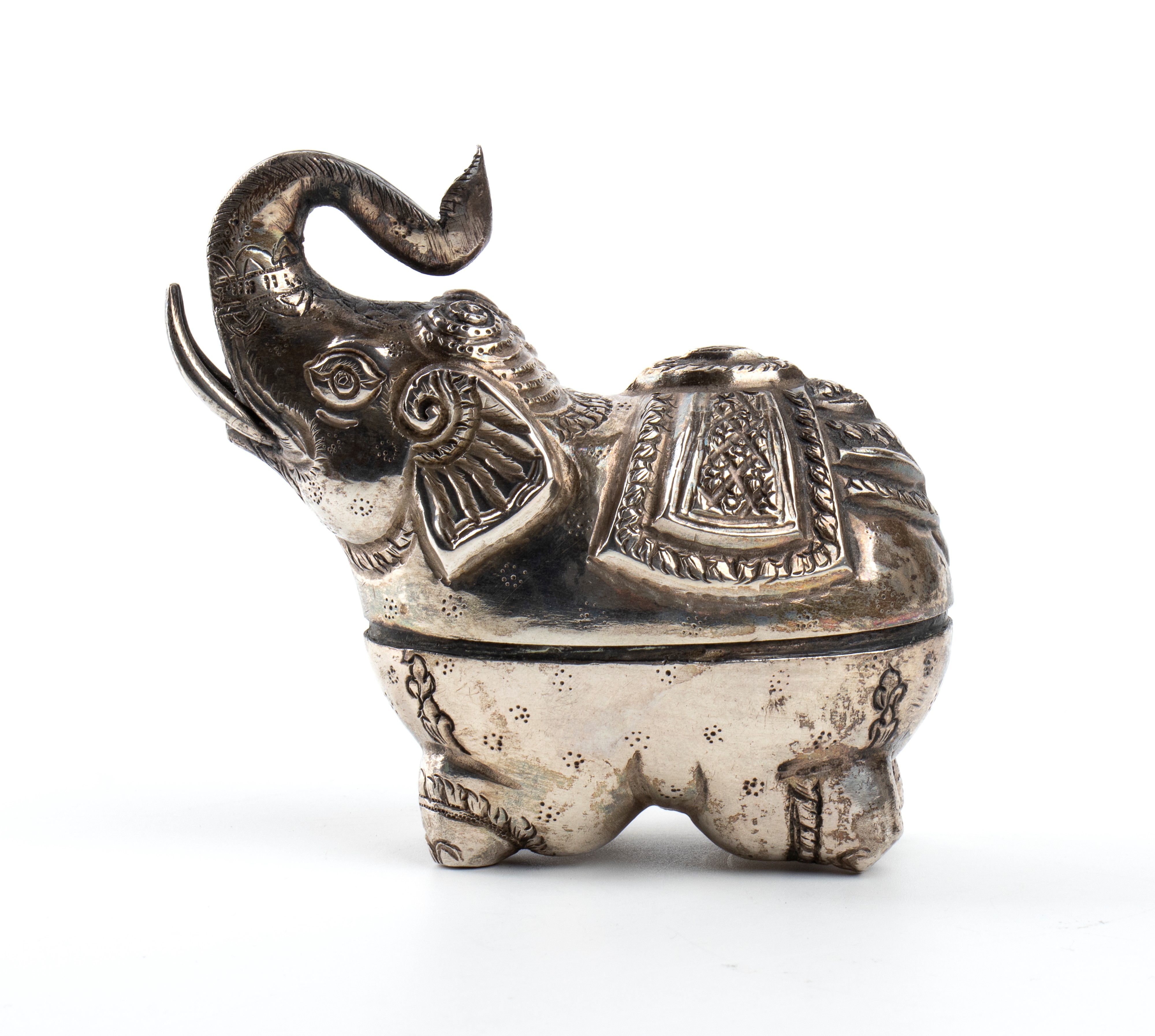 Scatola betel cambogiana in argento a forma di elefante khmer, metà XX secolo