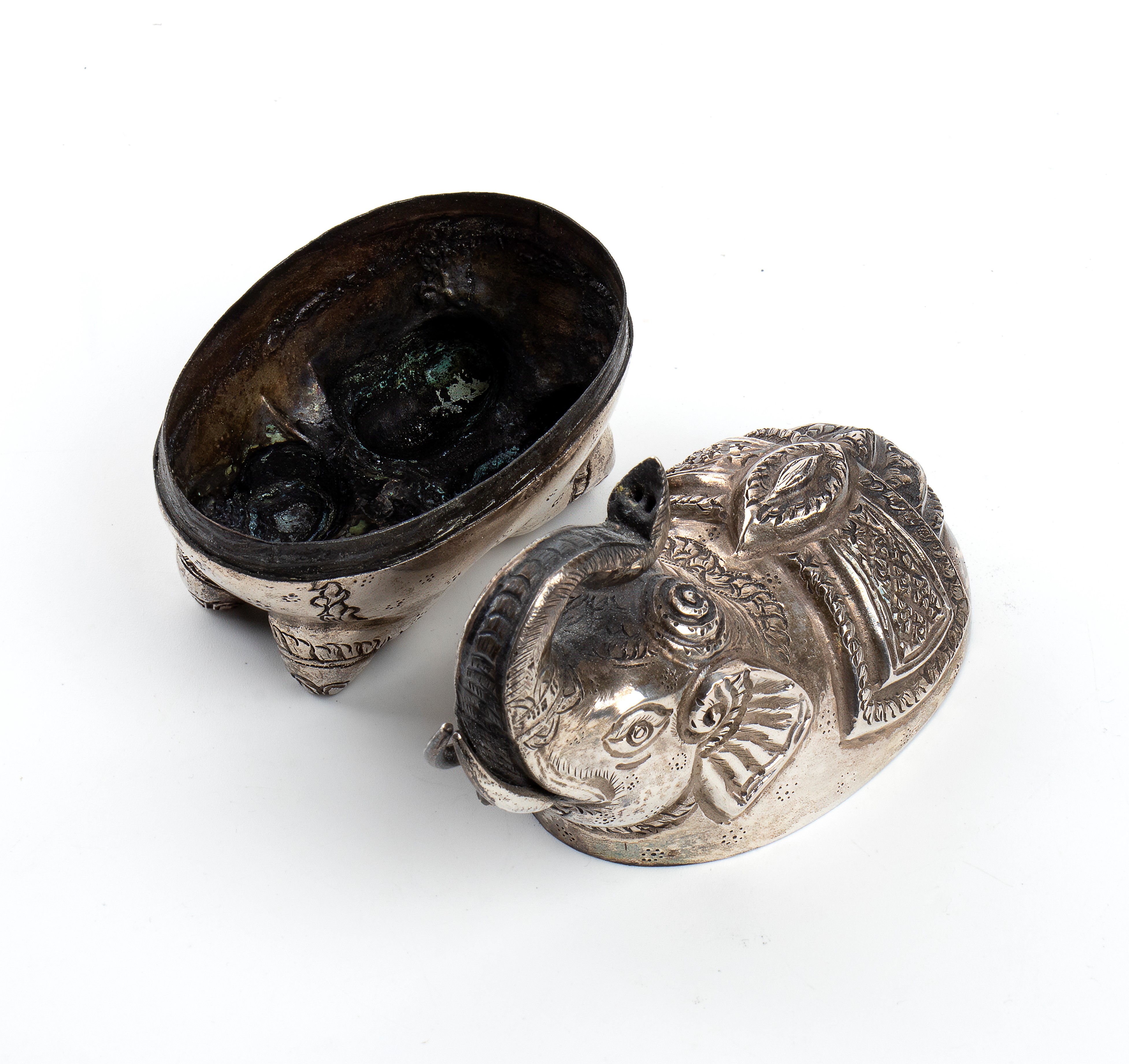 Scatola betel cambogiana in argento a forma di elefante khmer, metà XX secolo