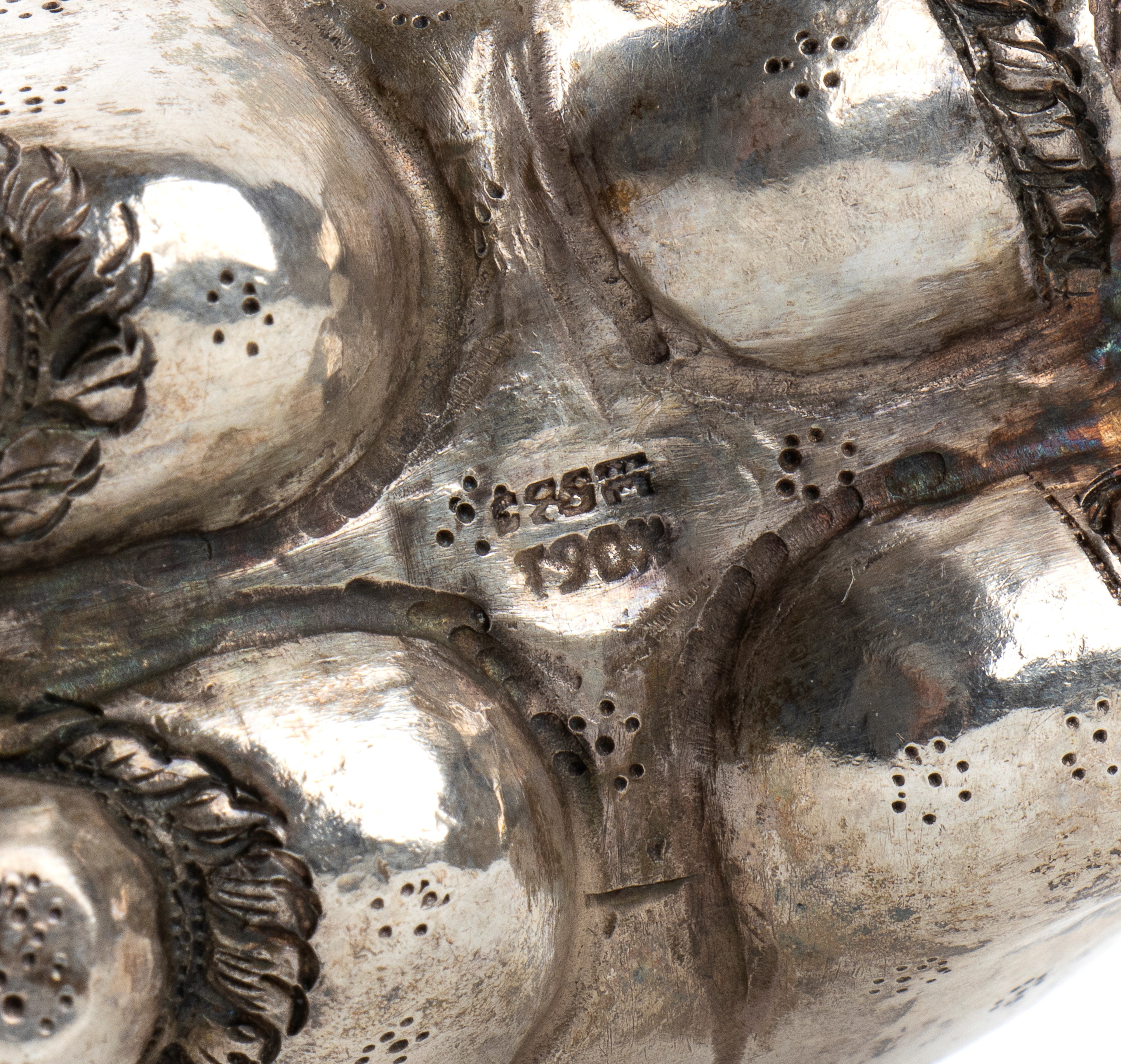 Scatola betel cambogiana in argento a forma di elefante khmer, metà XX secolo