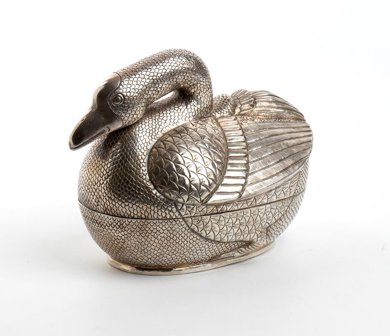 Scatola di betel cambogiana, a forma di anatra khmer in argento, inizio XX secolo