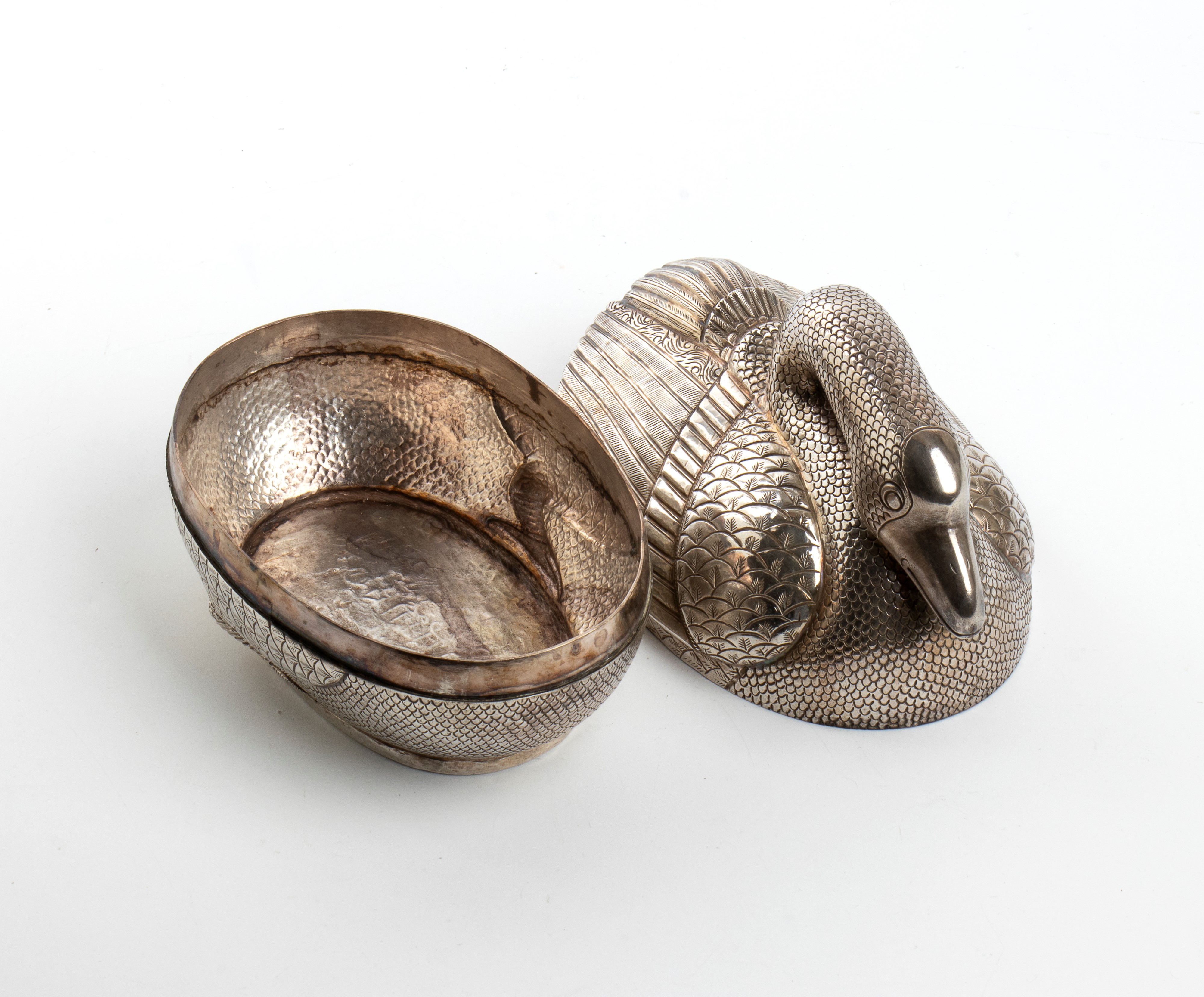 Scatola di betel cambogiana, a forma di anatra khmer in argento, inizio XX secolo