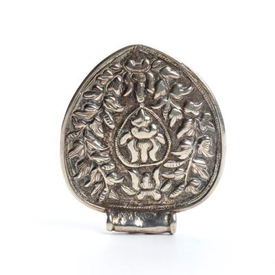 Amuleto indiano, argento, forma a cuore decorata, XIX secolo
