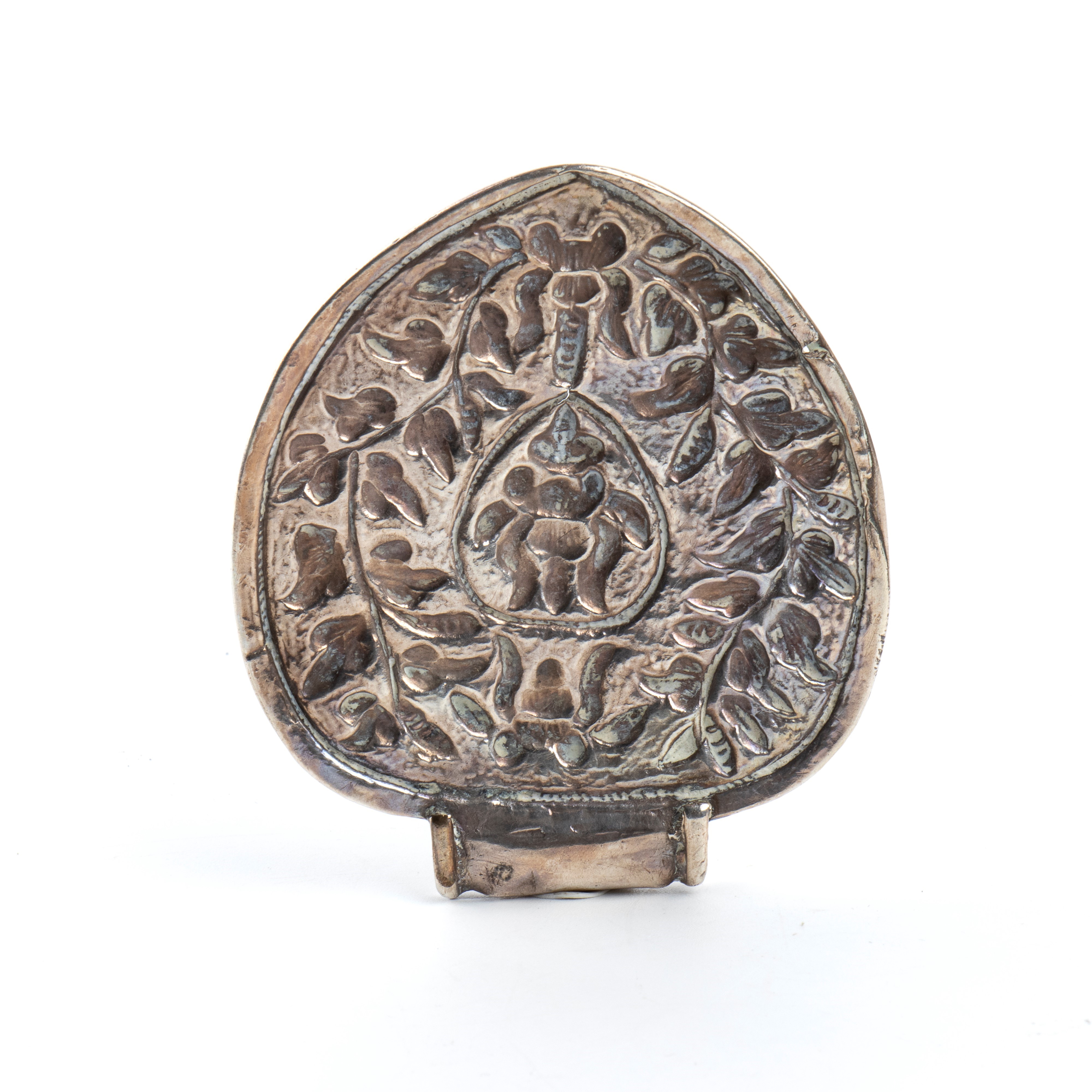 Amuleto indiano, argento, forma a cuore decorata, XIX secolo
