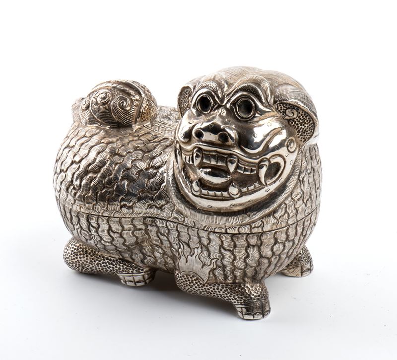 Scatola di Betel tibetana, argento inciso e cesellato (XIX secolo)