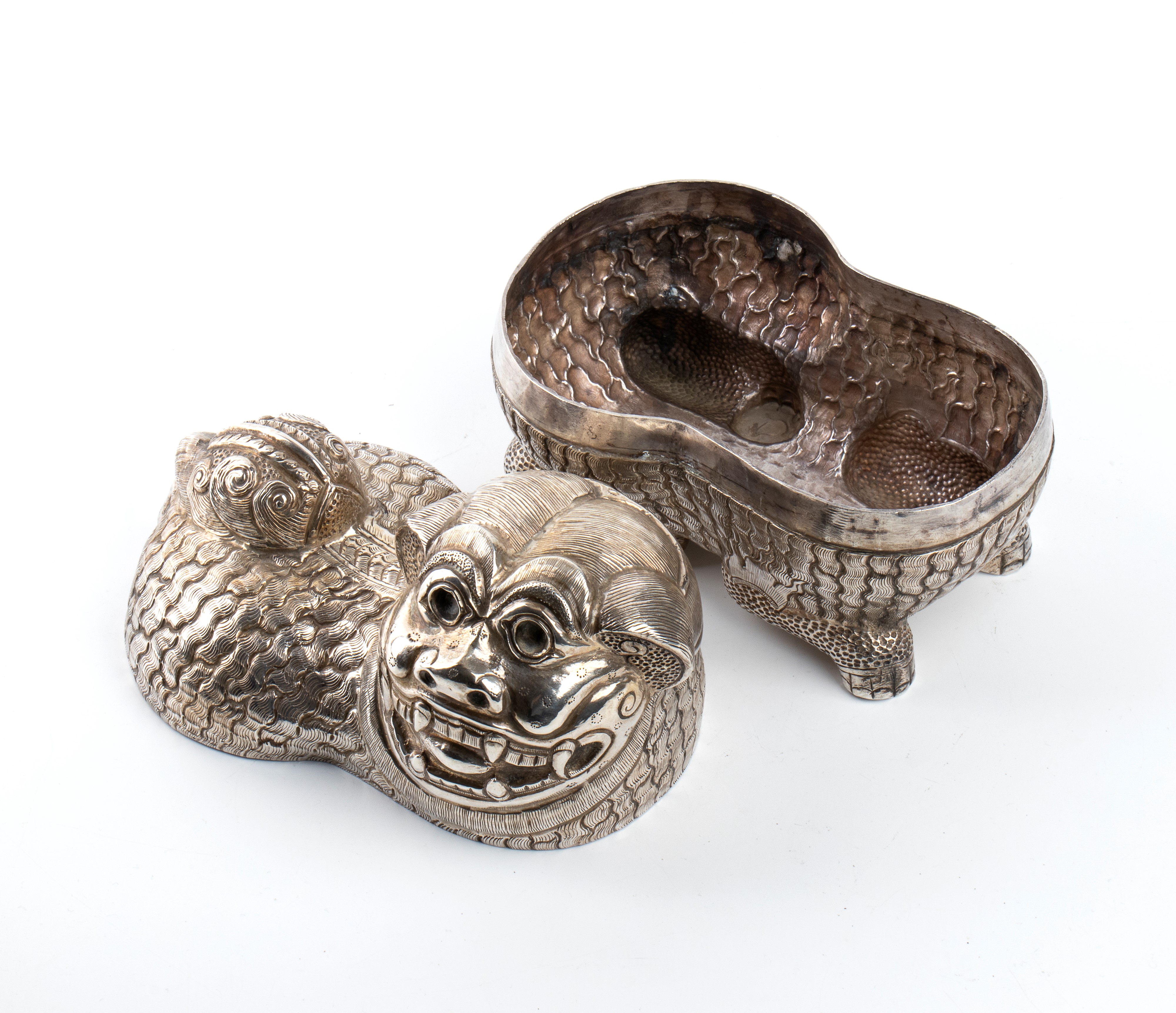 Scatola di Betel tibetana, argento inciso e cesellato (XIX secolo)