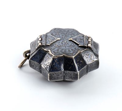 Scatola cambogiana in argento niellato, forma ottagonale