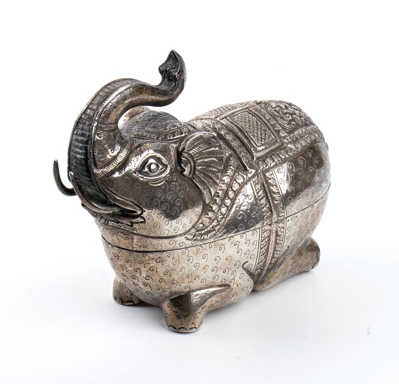 Scatola di betel cambogiana, in argento, a forma di elefante khmer (inizio XX secolo)