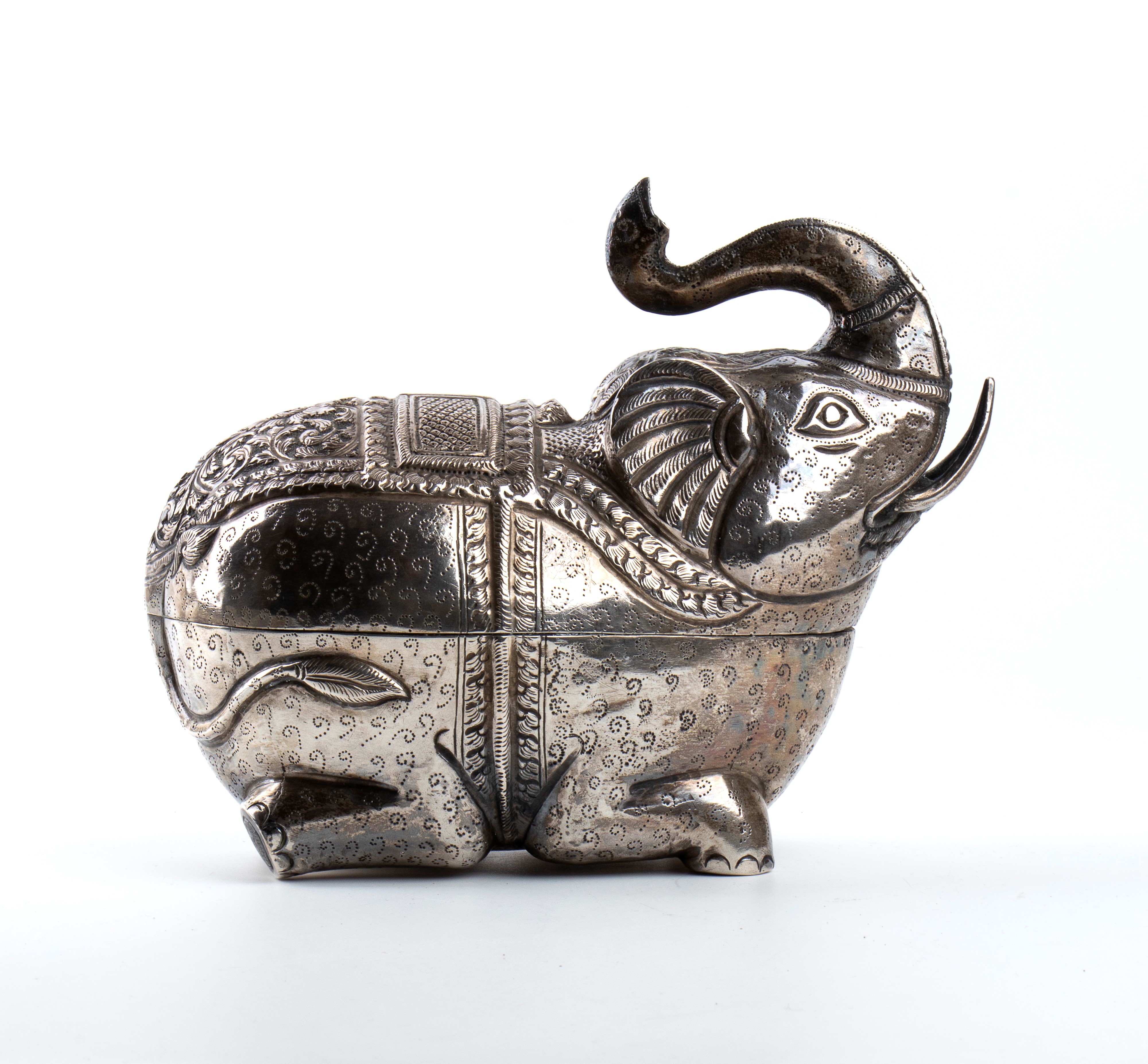 Scatola di betel cambogiana, in argento, a forma di elefante khmer (inizio XX secolo)