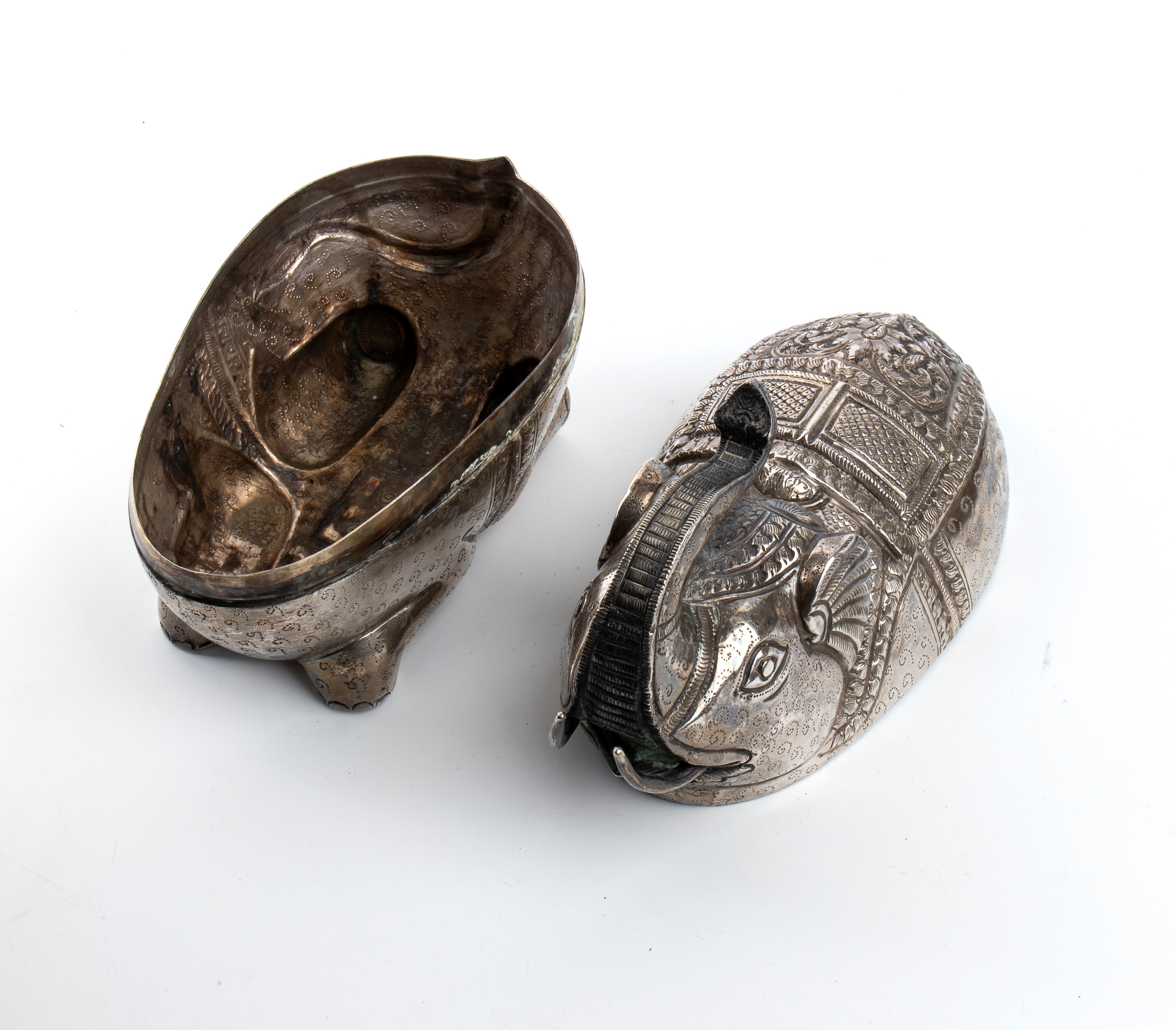 Scatola di betel cambogiana, in argento, a forma di elefante khmer (inizio XX secolo)
