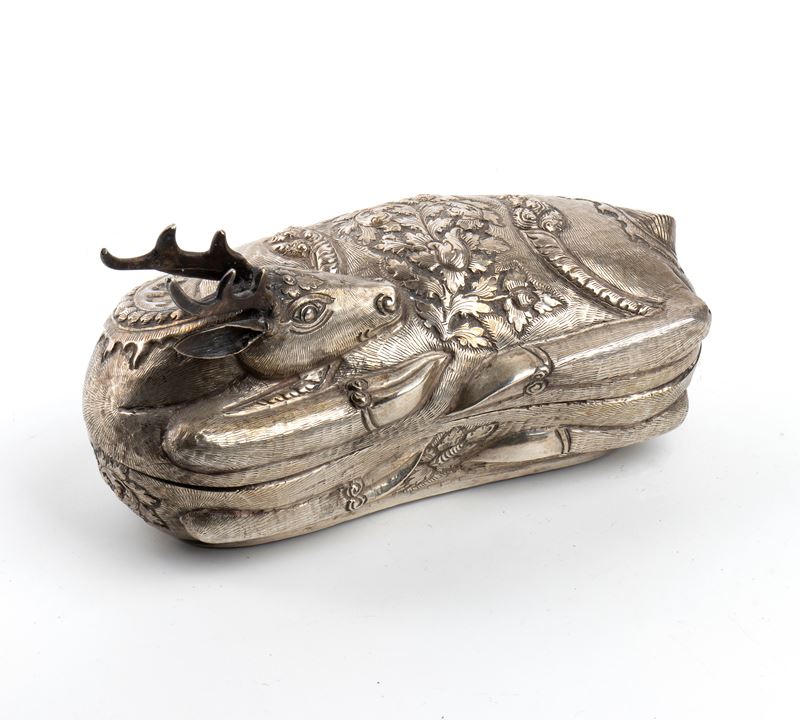 Scatola di betel cambogiana in argento, a forma di cervo khmer con coperchio ad innesto (inizio X...