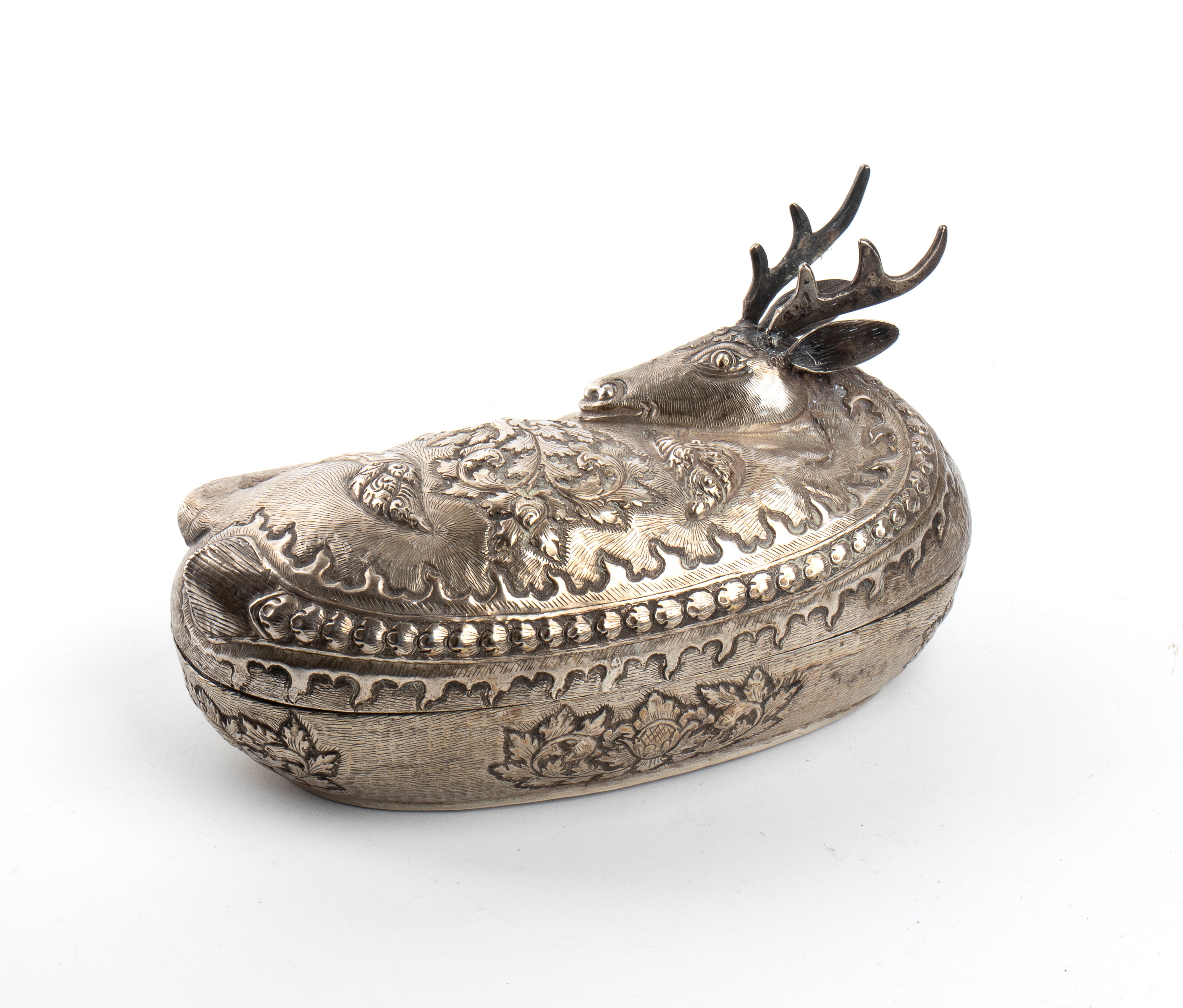 Scatola di betel cambogiana in argento, a forma di cervo khmer con coperchio ad innesto (inizio X...