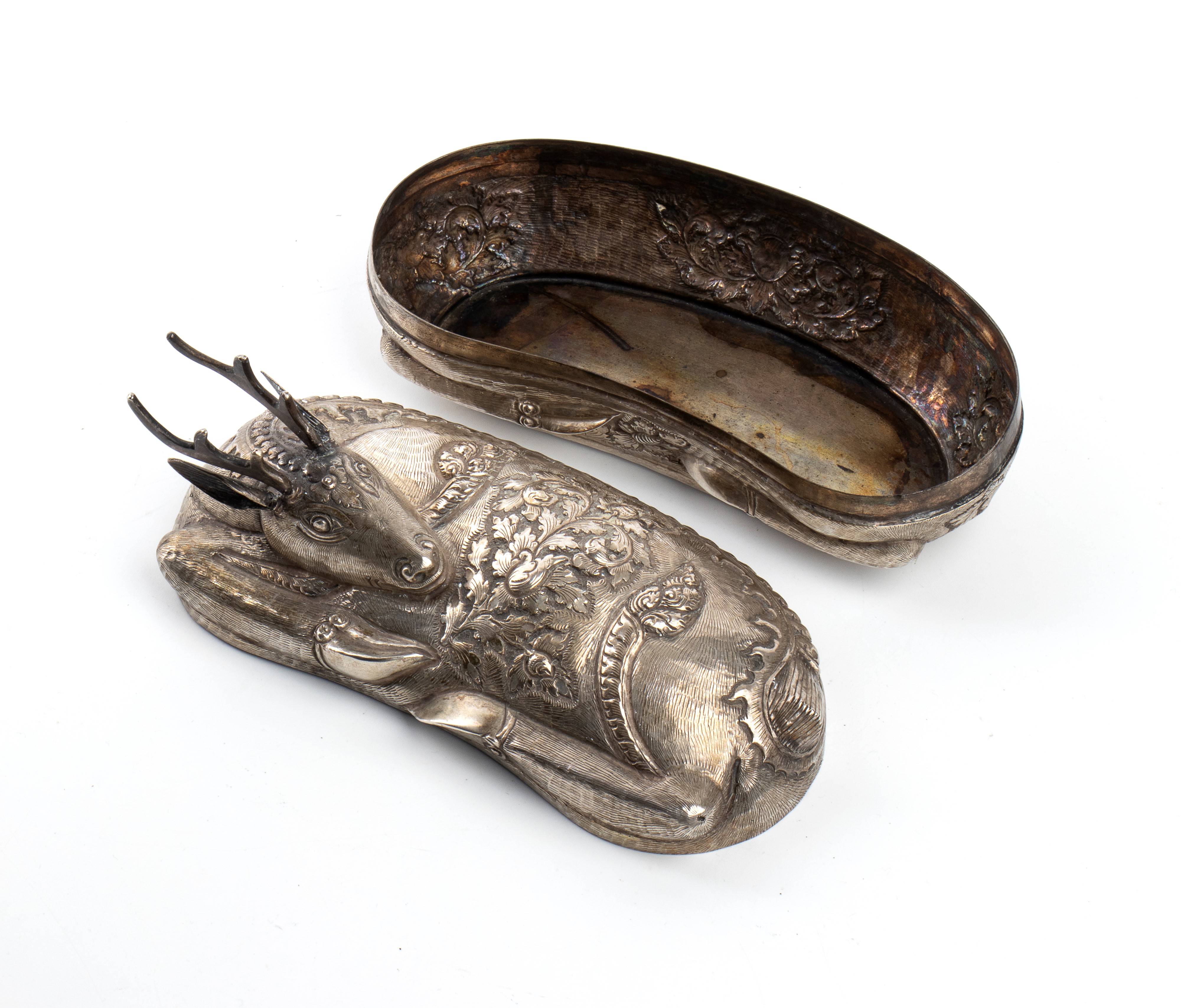 Scatola di betel cambogiana in argento, a forma di cervo khmer con coperchio ad innesto (inizio X...