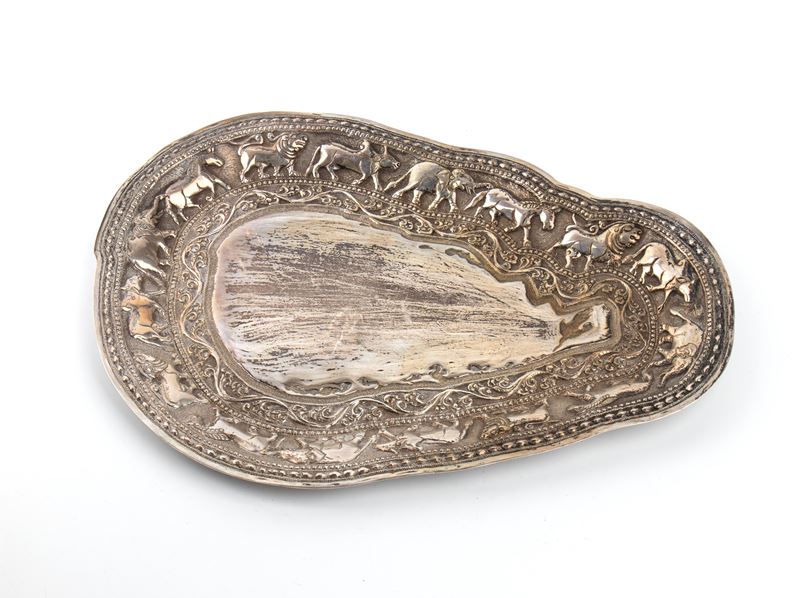 Vassoio indiano in argento, XIX secolo
