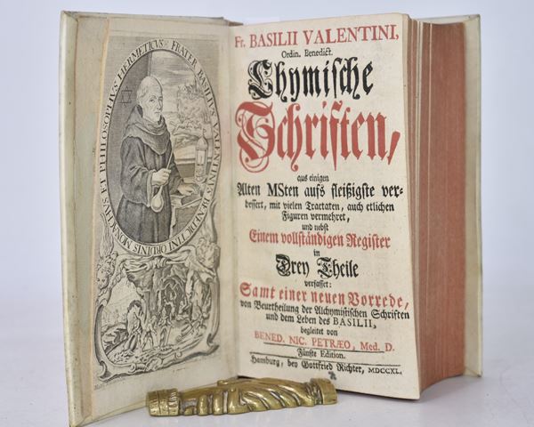 Basilius Valentinus (Basilio Valentino) FR. BASILII VALENTINI, ORDIN, BENEDICT. CHYMISCHE SCHRIFTEN, AUS EINIGEN ALTEN MSTEN AUFS FLEISSIGSTE VERBESSERT, MIT VIELEN TRACTATEN, AUCH ETLICHEN FIGUREN VERMEHRET, UND NEBST EINEM VOLLSTÄNDIGEN REGISTER IN DREY THEILE VERFASSET: SAMT EINER NEUEN VORREDE, VON BEURTHEILUNG DER ALCHYMISTISCHEN SCHRIFTEN UND DEM LEBEN DES BASILII, BEGLEITET VON BENED. NIC. PETRAEO, MED. D. FUNSTE EDITION. Hamburg, 1740, Gottfried Richter.