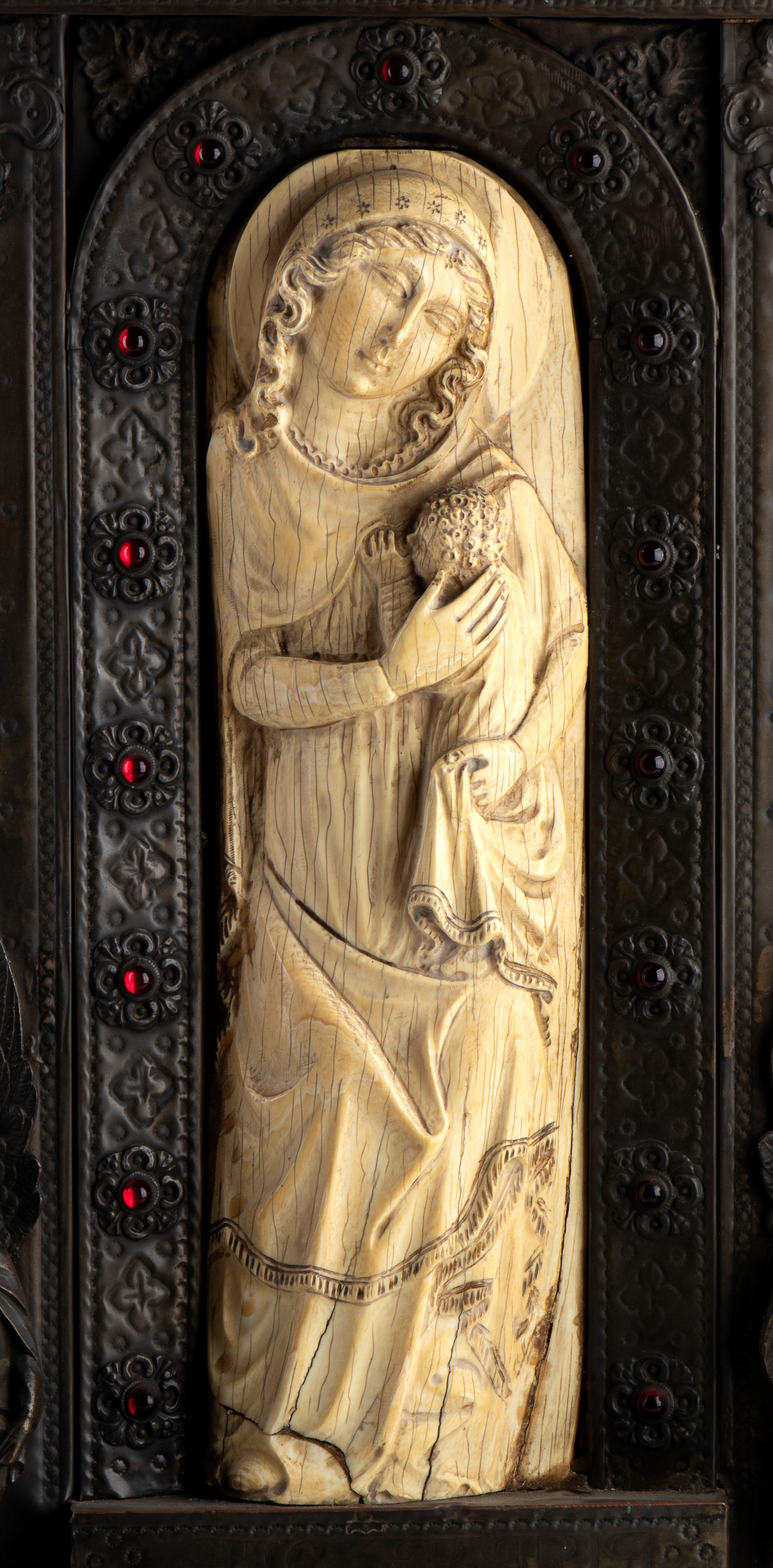 Madonna gotica che allatta in avorio