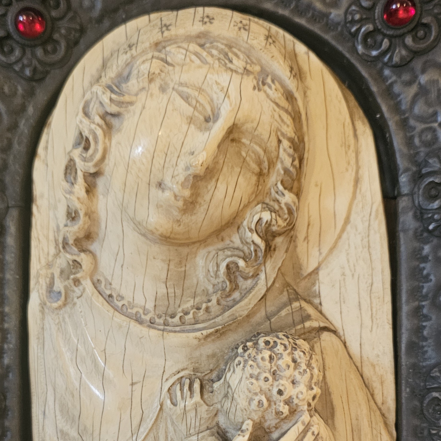 Madonna gotica che allatta in avorio