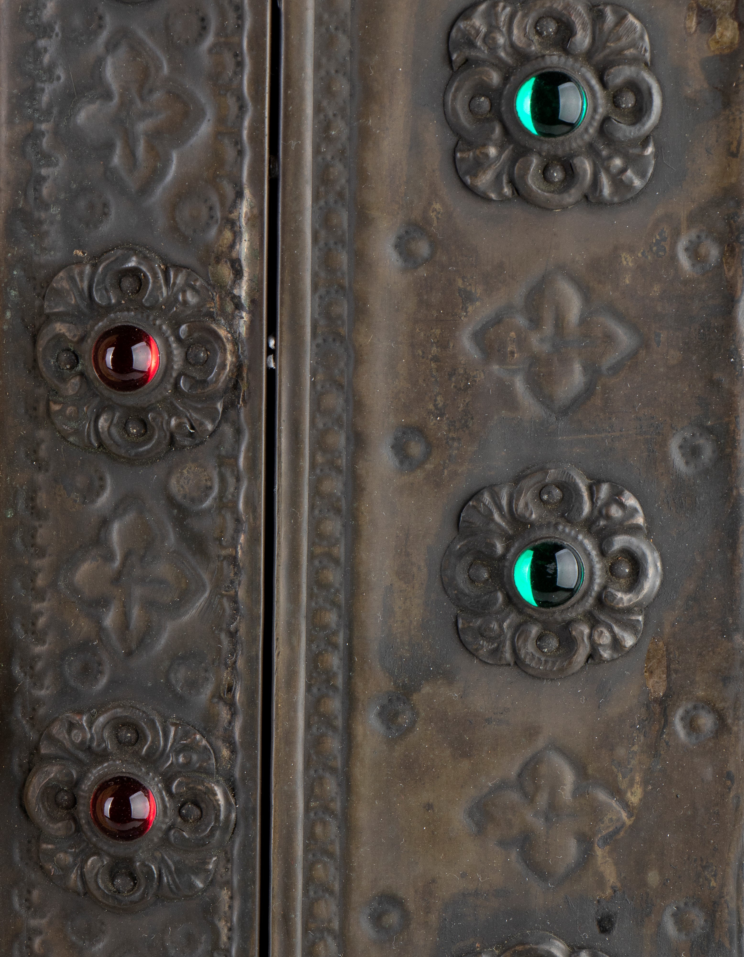 Madonna gotica che allatta in avorio