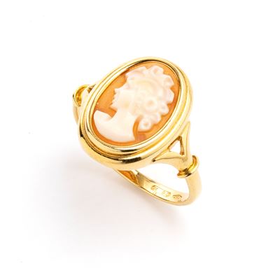 Ponzalli & Chini, Anello in oro giallo 18k con cammeo ovale in conchiglia raffigurante profilo di...