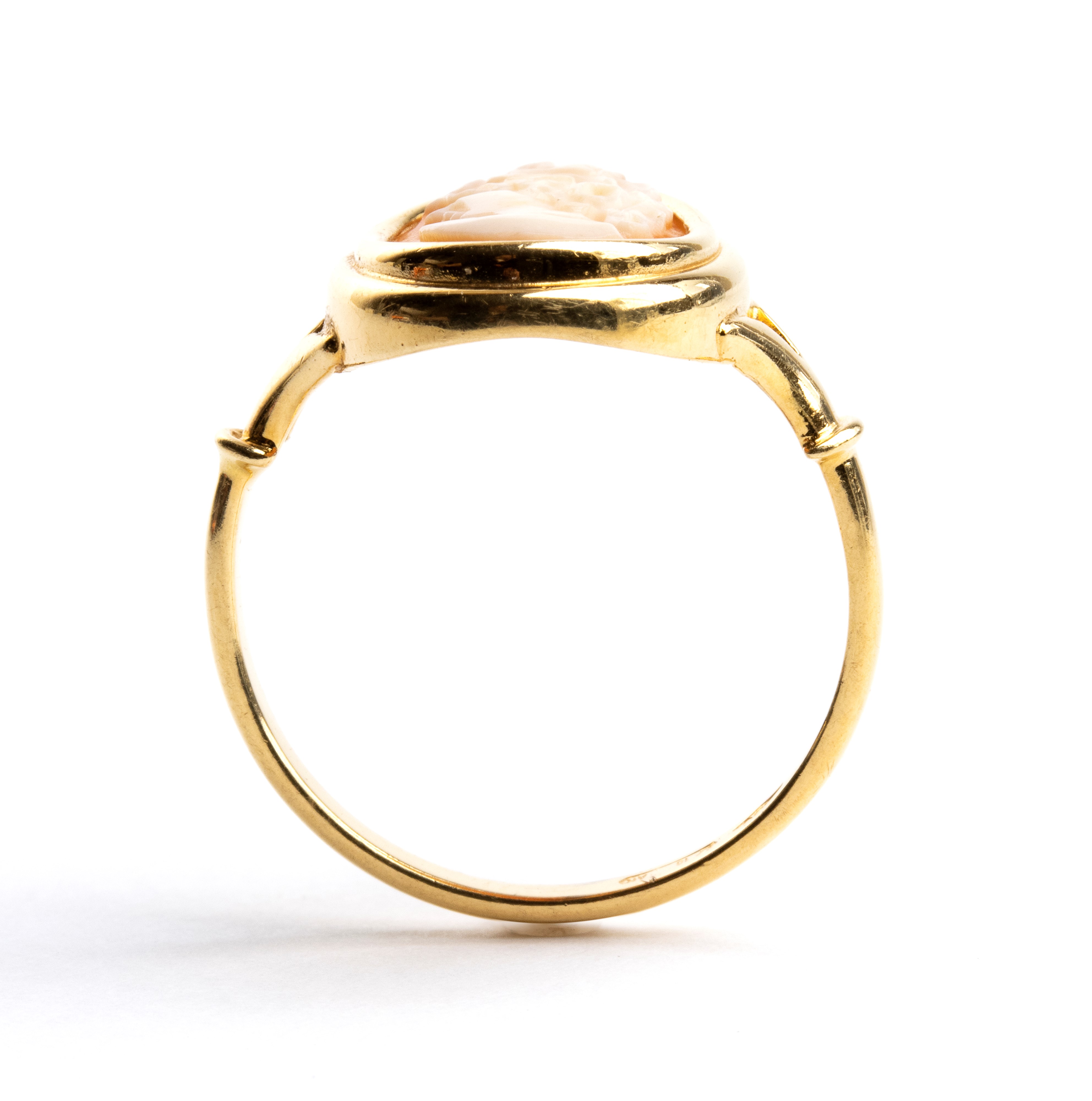 Ponzalli & Chini, Anello in oro giallo 18k con cammeo ovale in conchiglia raffigurante profilo di...