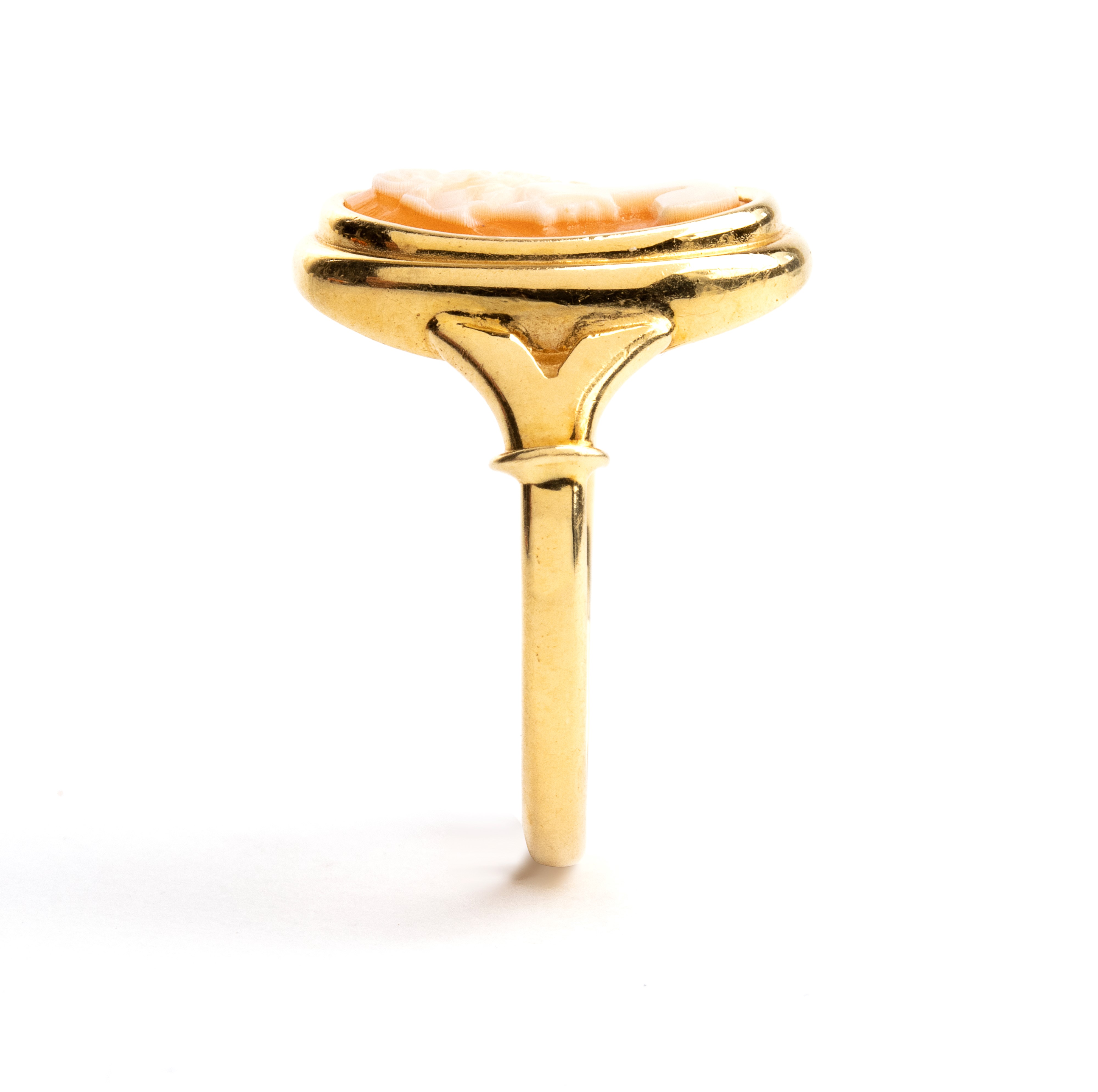 Ponzalli & Chini, Anello in oro giallo 18k con cammeo ovale in conchiglia raffigurante profilo di...