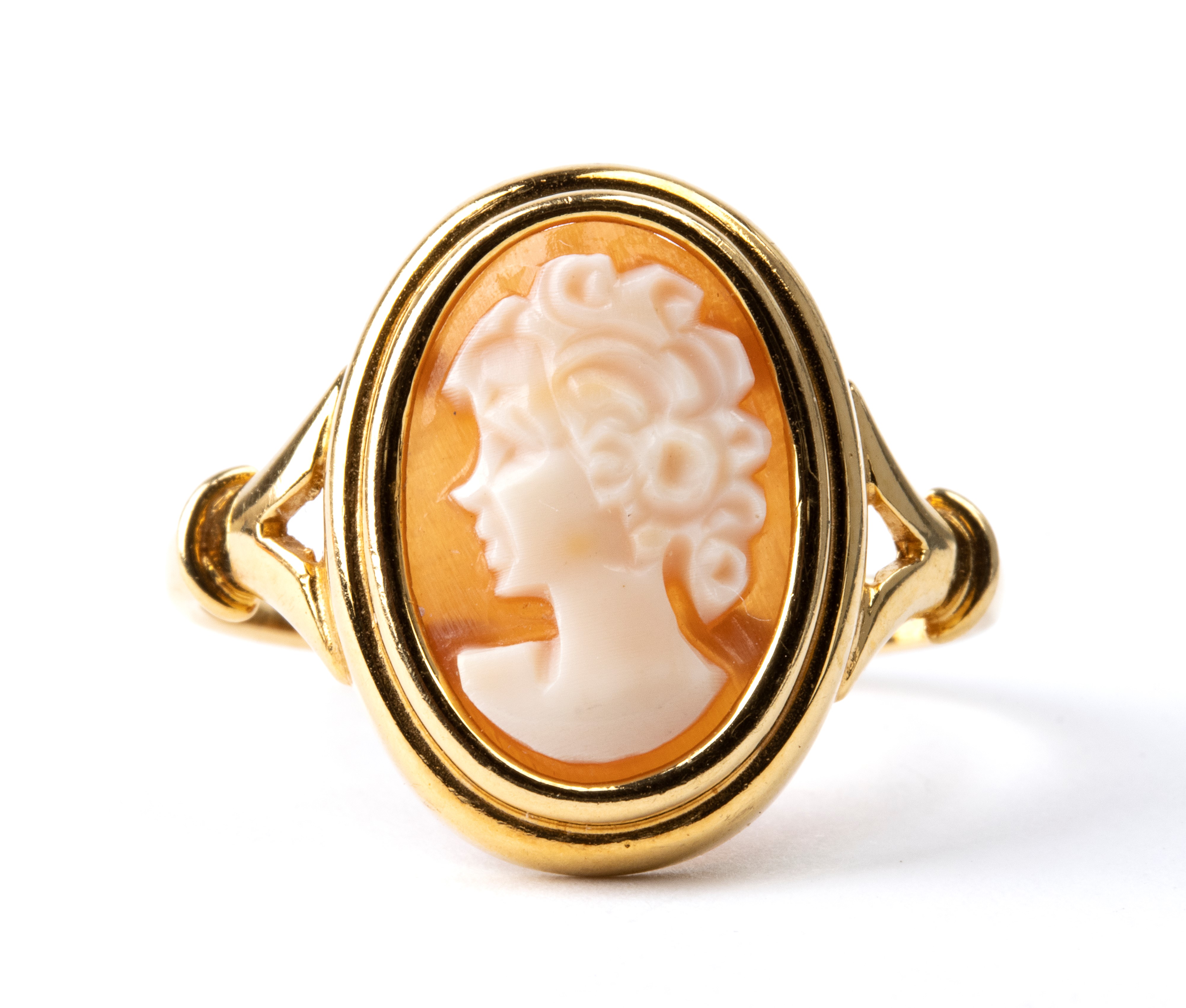 Ponzalli & Chini, Anello in oro giallo 18k con cammeo ovale in conchiglia raffigurante profilo di...